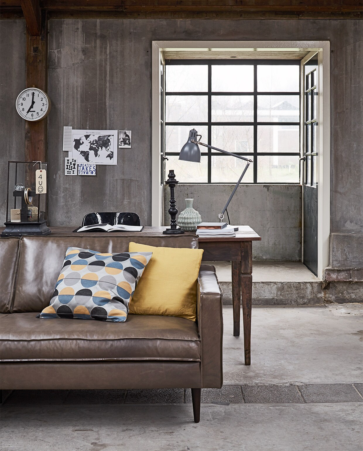 Oude teakhouten tafel, 200×90 cm (Jan van IJken Oude Bouwmaterialen). Bank Slimm in leer, kleur Fango, 78x96x211 cm (Design Loods 5). Zwarte Revolt stoel, 47x51x83 cm (bxdxh), klok, letter T in vitrinekast (Neef Louis). Vierkante stolp, 30x30x45 cm , kandelaar (De Weldaad). Groenige vaas (HK Living). Overig privébezit. JA vtwonen 04-2016 | styling Fietje Bruijn | fotografie Alexander van Berge
