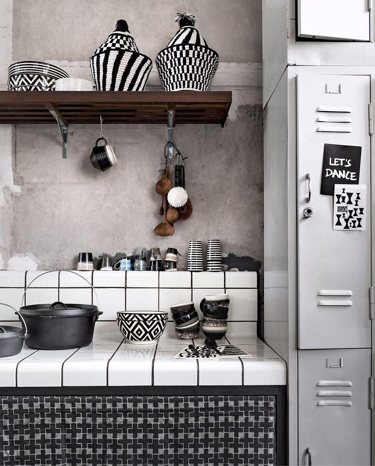 Tegels van Droog Design prijs op aanvraag (Dtile). Gordijn van handbedrukte stof (Charlene Mullen). Gietijzeren pannen van Dutch Oven (200° Fahrenheit). Zwart-witte schalen van keramiek, gestreepte mok, gevlochten pot met deksel (Household Hardware). Keramisch ovenschaaltje met handvatten, kommen, espressokopjes, teakhouten lepels, afwasborstels (HK Living). Schoonmaakdoekjes van Ferm Living met print (Kolk en Kolk). Bestek van vtwonen (vtwonen.nl). Lockerkasten (Van Dijk &amp; Ko). Ansichtkaart (ArtUnlimited). Kaart met tekst uit Get of the internet van Bis Publishers.nl met kreten uit de popmuziek (popmusicwisdom.com). Kom met oor privébezit. JA | vtwonen 01-2018 | styling Marianne Luning | fotografie Stan Koolen