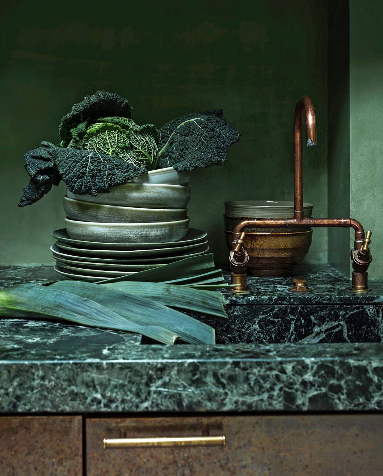 Borden vanaf € 9,95 (hkliving.nl). Kommen Kyoto van HKliving, per 4 € 49,95 (vtwonen.nl). Messing keukenfronten prijs op aanvraag. (juliusballer.nl). Marmeren aanrechtblad prijs op aanvraag. (janreek.nl). Koperen kraan prijs op aanvraag (oudebouwmaterialen.nl). Kalkverf Lagune, per liter € 48,- (cartecolori-dialma.nl). vtwonen 01-2021 | styling Marianne Luning | fotografie Stan Koolen