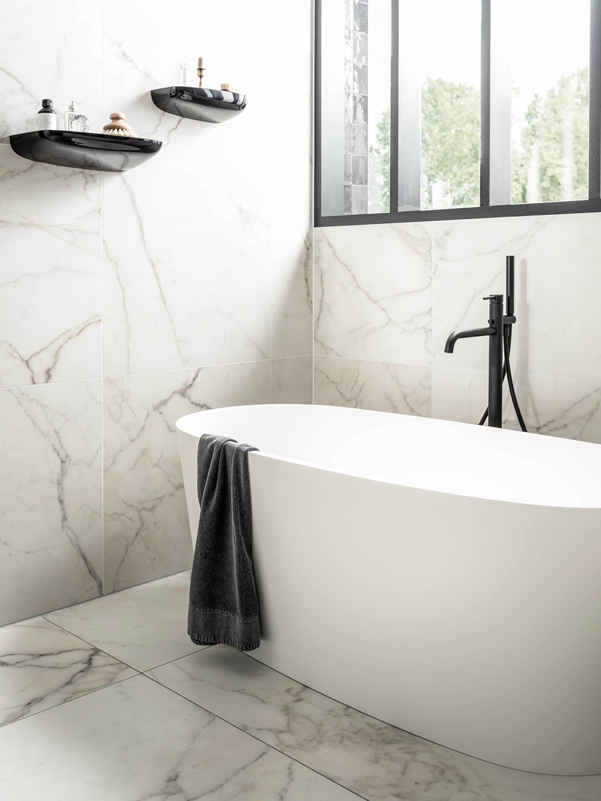 strak licht en ruimtelijk inspiratie voor de moderne badkamer