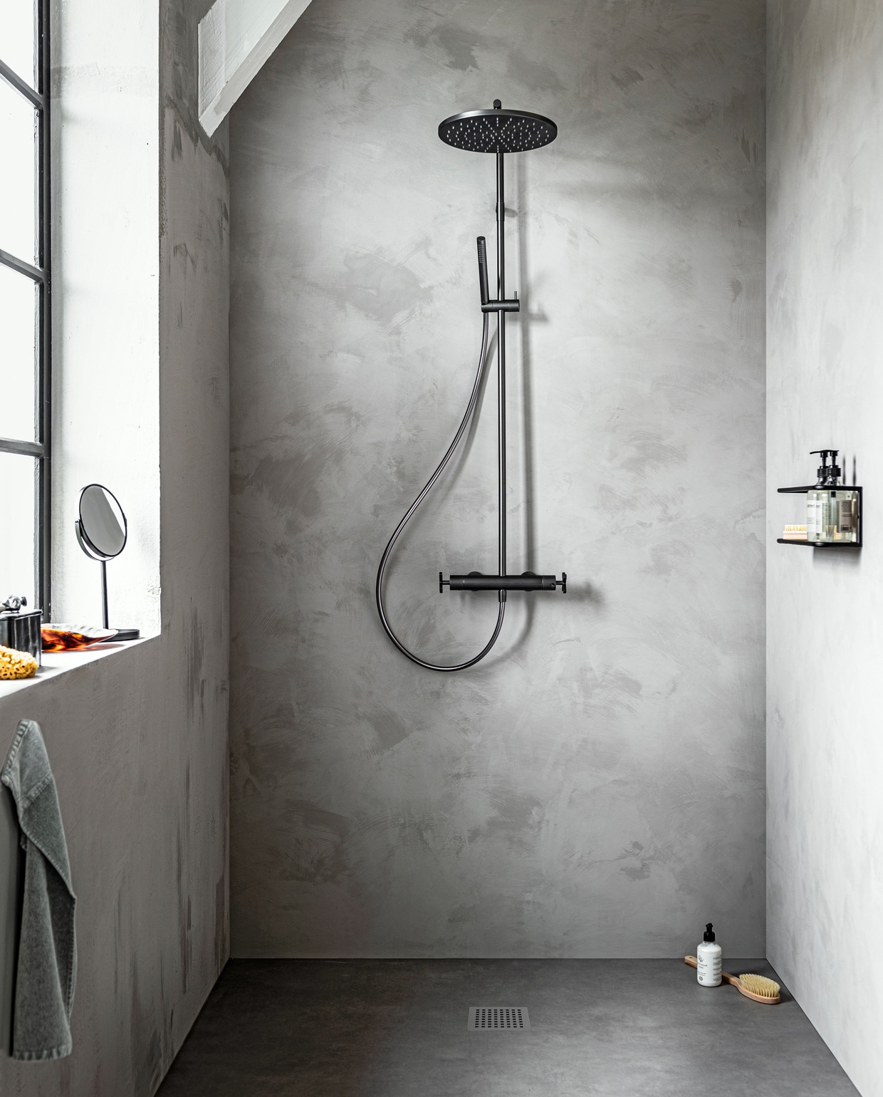 Thermostatische doucheset Cross met kruisgreep in Black Steel (vtwonen.nl) vtwonen 01-2020 | styling Danielle Verheul | fotografie Sjoerd Eickmans