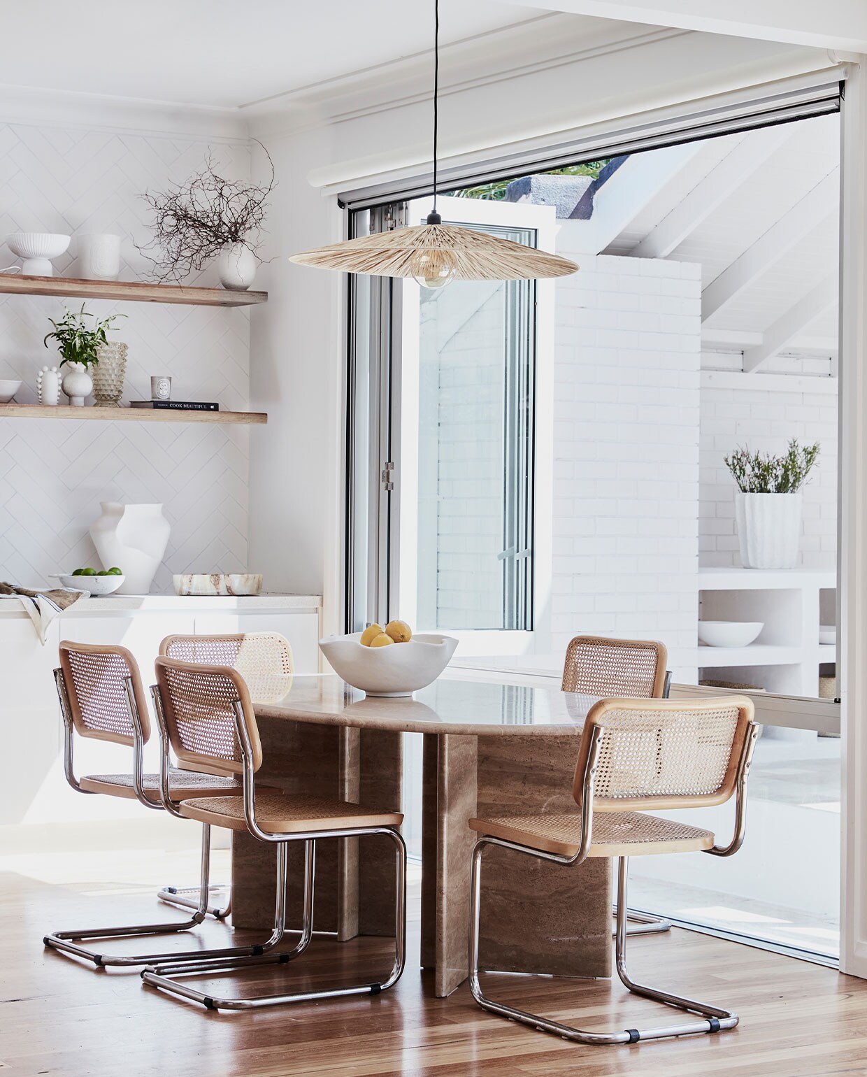 Eettafel vintage via Mood Objects. Hanglamp GlobeWest. Keramiek van onder andere Wonki Ware, Ecology Homewares, Mamapapa. Wandplanken vintage. Overig onbekend. NEE | vtwonen 5-2022 | Fotografie Maree Homer | Styling Kristin Rawson | Tekstbewerking Monique Butter