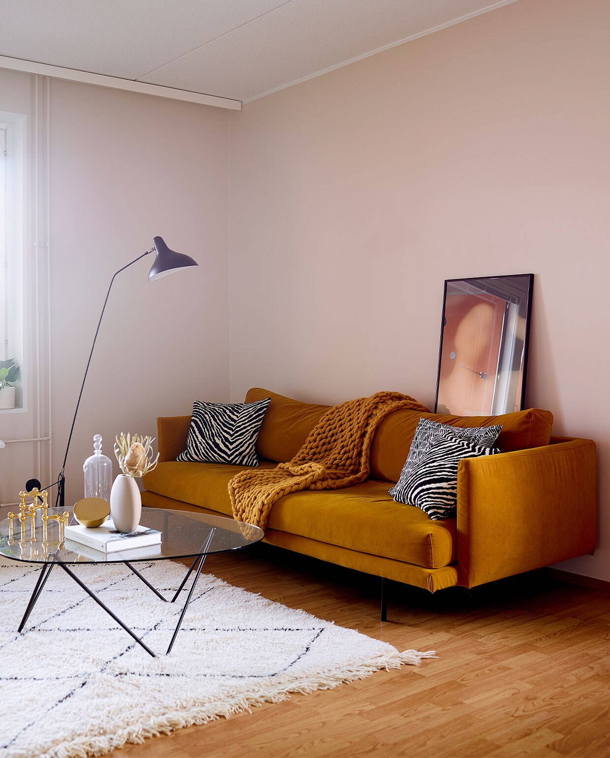 Bank Hakola. Plaid Rilassante Designs. Kussens Marimekko en Artek. Vaas Cooee. Kandelaar Stoff Nagel. Staande lamp DCW éditions. Tafel Gubi. Kunstprint Gurilla (@gurilla_design). Kleed uit Marokko. NEE | vtwonen binnenkijken special 12-2021 | productie Living Inside | fotografie Krista Keltanen | tekst Jonna Kivilathi | tekstbewerking Christine van der Hoff