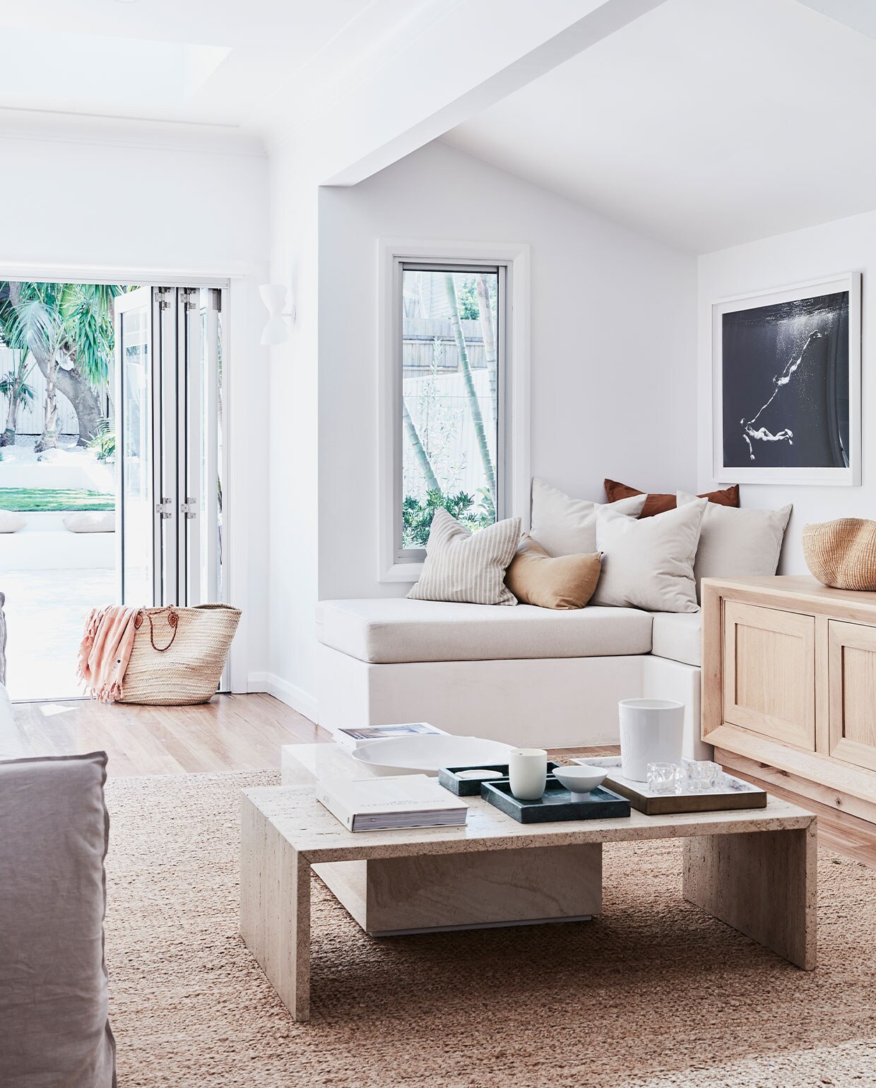 Bank met opbergruimte op maat gemaakt. Kussens Grace Garrett. Dressoir MCM House. Salontafel en vloerkleed Armadillo. Kunstwerk Kate Bellm. Dienbladen Country Road. Muurverf Lexicon van Dulux. Overig onbekend. NEE | vtwonen 5-2022 | Fotografie Maree Homer | Styling Kristin Rawson | Tekstbewerking Monique Butter