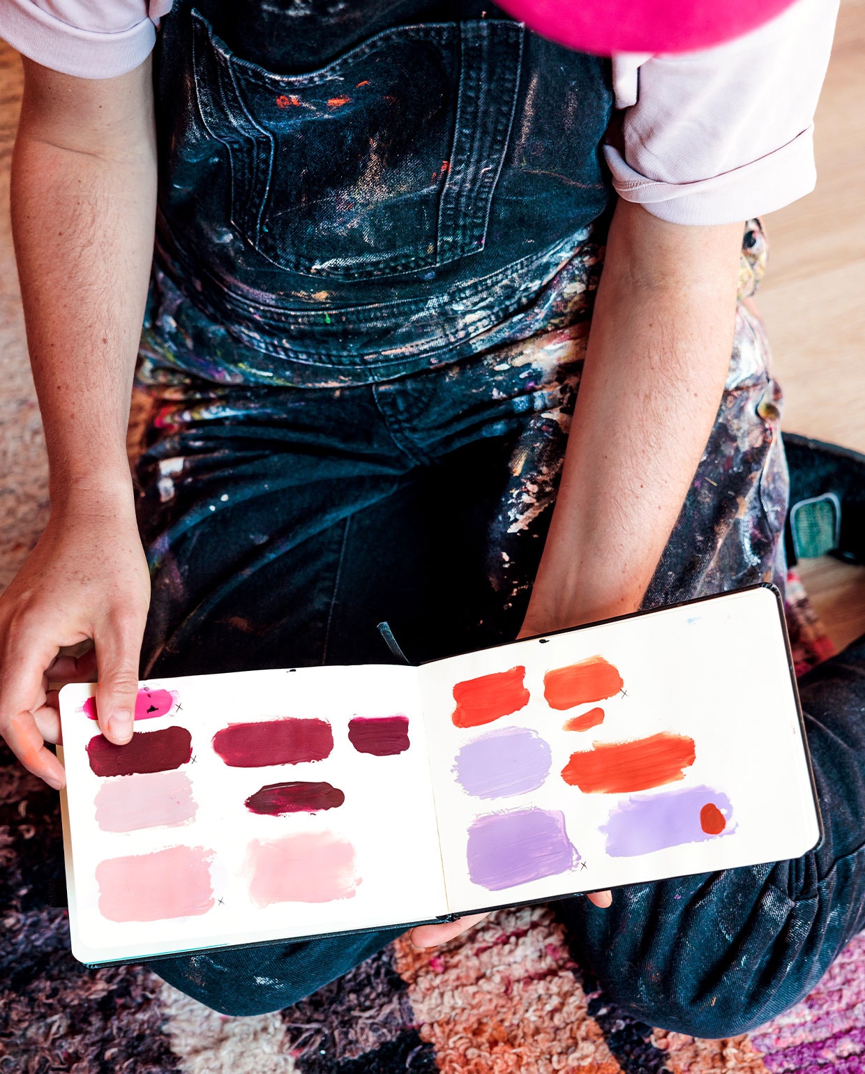 Marijn: ‘Wij houden van clashende kleuren, zoals fuchsia en saffraan. Die combinaties, en alle kleuren die we hebben gemengd, sla ik op in een soort logboek. Het is een kleurenarchief geworden waar we ook weer inspiratie uit halen.’ NEE | vtwonen 05-2022 | Tekst Eveline Stoel | Fotografie Ernie Enkelaar\n