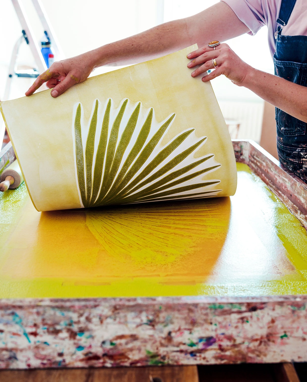 Marijn: ‘Als een monoprint droog is, is het werk nog niet gedaan. Omdat we enkele prints maken, varieert onze collectie continu en moet elke print gefotografeerd worden. Na fotografie volgt de kleurcorrectie op de computer, zodat het werk er online hetzelfde uitziet als in het echt.’ NEE | vtwonen 05-2022 | Tekst Eveline Stoel | Fotografie Ernie Enkelaar\n