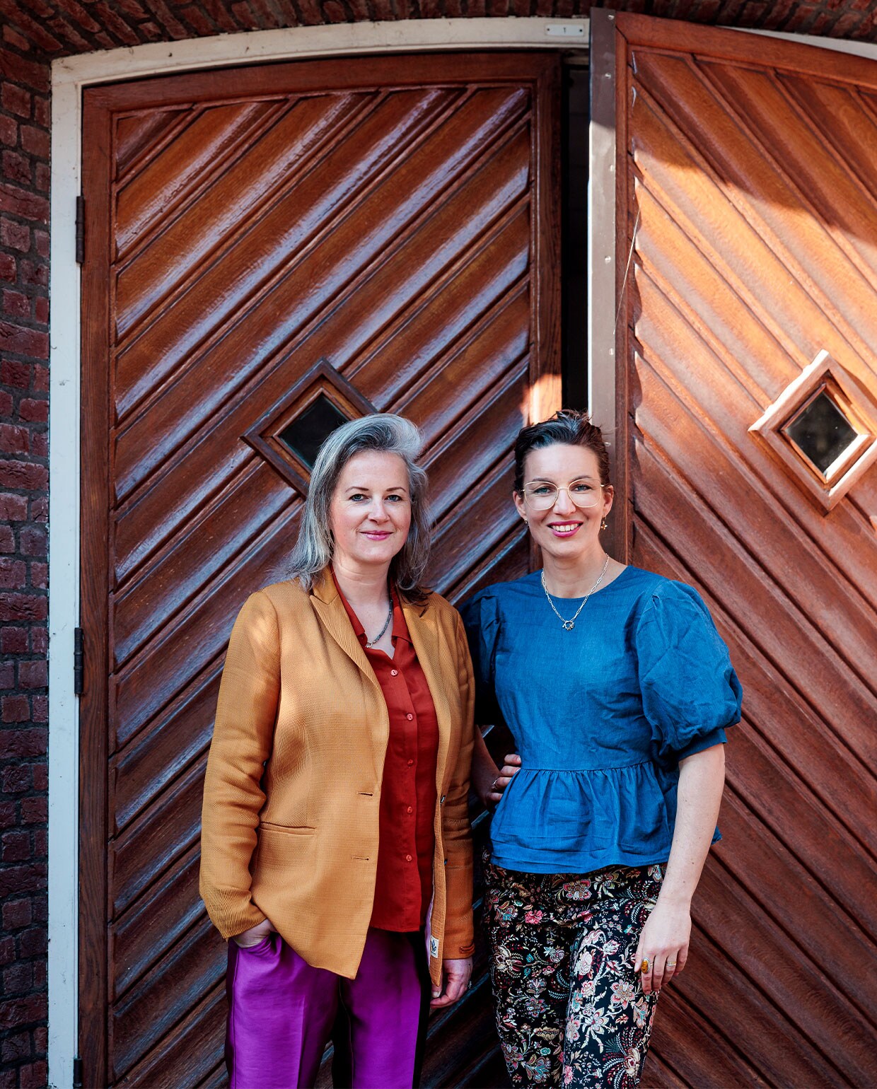 Marijn (links): ‘Een keer per maand houden we open atelier. Het is leuk om te zien hoe divers de mensen zijn die ons werk kopen: van studenten die ervoor hebben gespaard tot goed bedeelde Gooische gezinnen. Veel mensen komen regelmatig terug. Ons werk is goed met elkaar te combineren, dus meestal blijft het niet bij de aanschaf van één print.’ vtwonen 05-2022 | Tekst Eveline Stoel | Fotografie Ernie Enkelaar\n