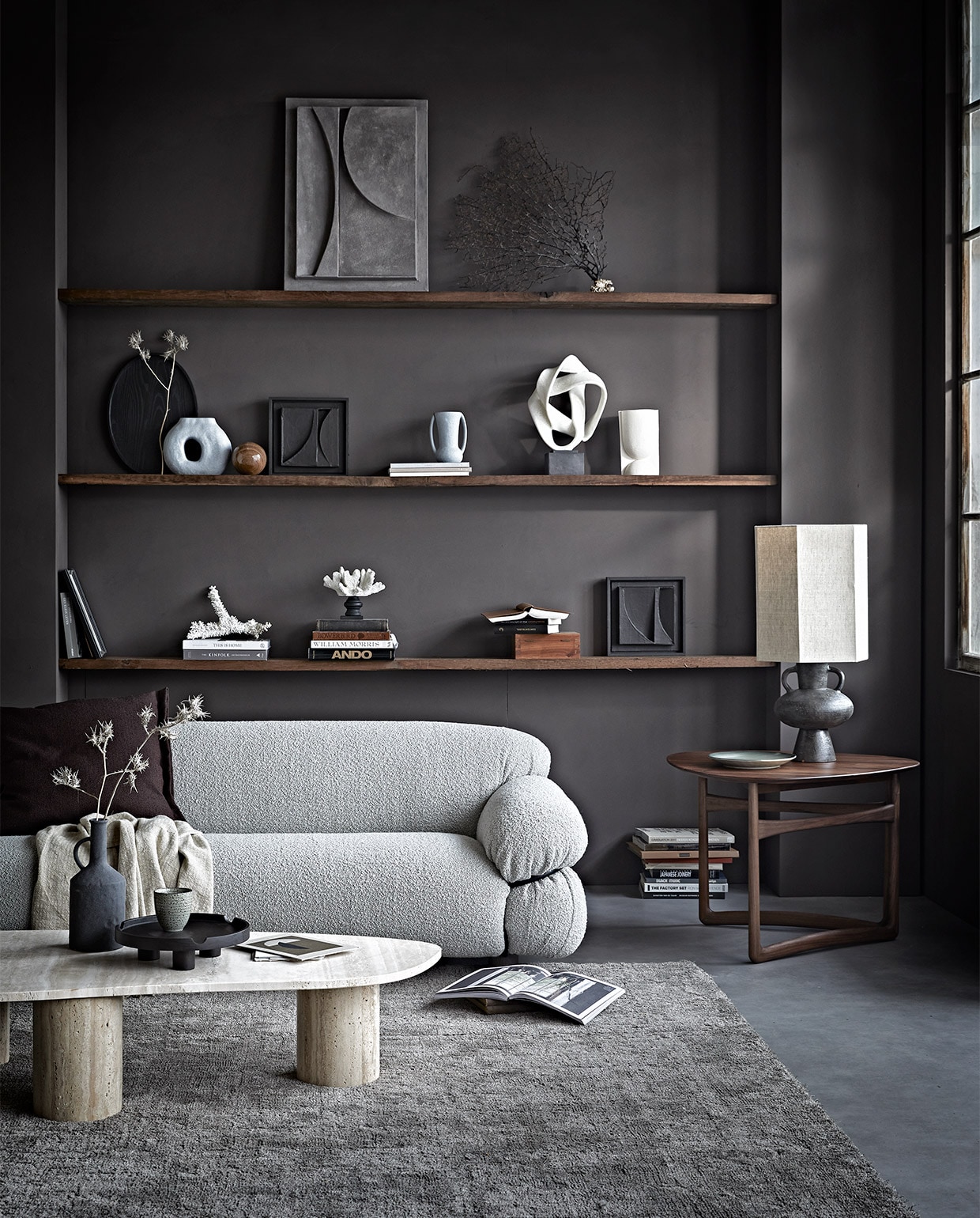 Salontafel met bijzondere vorm JA | vtwonen 11-2020 | styling Cleo Scheulderman | fotografie Sjoerd Eickmans