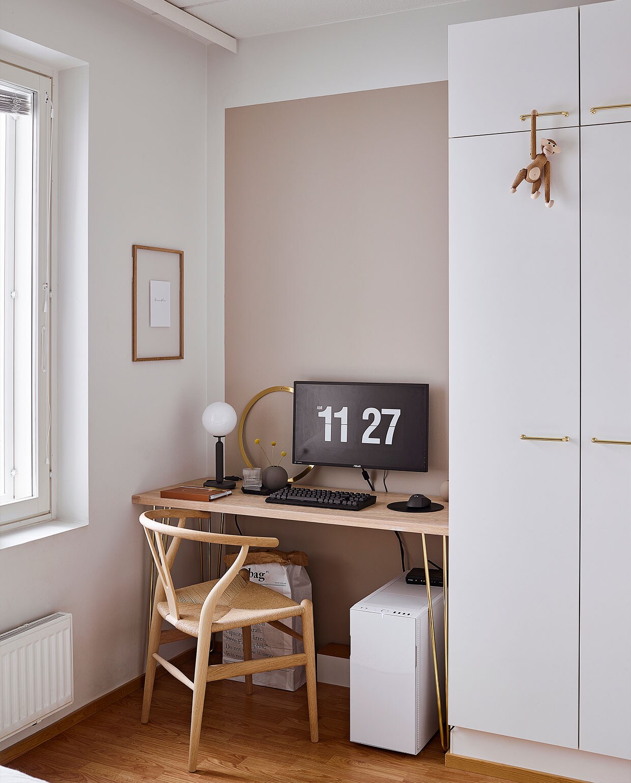 Bureau op maat laten maken. Aap Kay Bojesen Vitra. Hans Wegner-stoel Flinders. Bureaulamp Nuura. NEE | vtwonen binnenkijken special 12-2021 | productie Living Inside | fotografie Krista Keltanen | tekst Jonna Kivilathi | tekstbewerking Christine van der Hoff