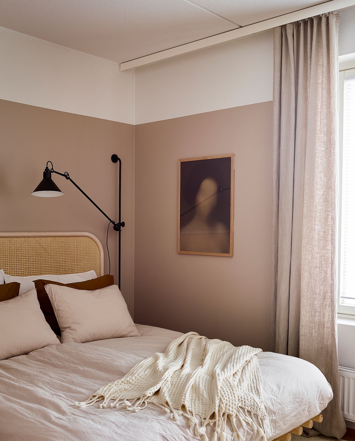 Hoofdeinde Matri. Beddengoed Anno. Kussenhoezen Famillon, Granit. Wafelplaid Maisons du Monde. Lamp DCW éditions. Kunstprint Gurilla. Vergelijkbare muurverf Spelt van Carte Colori. NEE | vtwonen binnenkijken special 12-2021 | productie Living Inside | fotografie Krista Keltanen | tekst Jonna Kivilathi | tekstbewerking Christine van der Hoff
