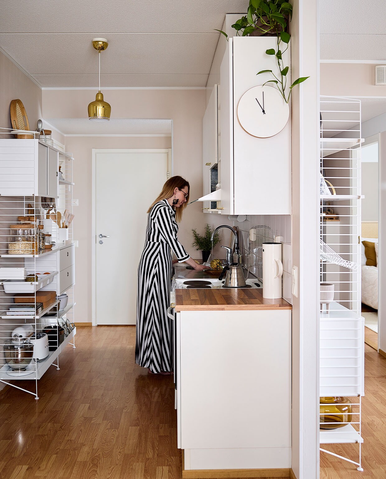 Alle muurverf is van het Finse merk Tikkurila, vergelijkbare kleur Gentle Stone van Flexa Pure. Kast String. Dienblad Xenos. Citruspers Alessi. Hanglamp Artek. Glazen opbergpotten Ikea. Keukenmachine KitchenAid. Broodrooster Smeg. Verchroomde koffiekan Alessi. Witte thermoskan Stelton. Overig onbekend. NEE | vtwonen binnenkijken special 12-2021 | productie Living Inside | fotografie Krista Keltanen | tekst Jonna Kivilathi | tekstbewerking Christine van der Hoff