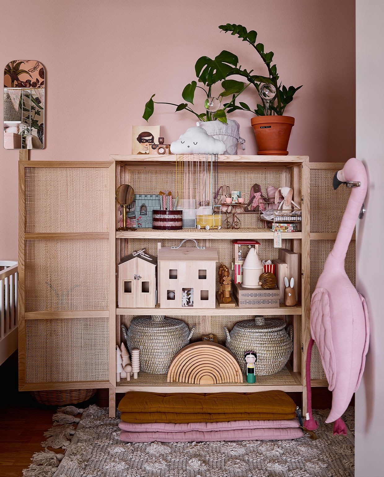 Kast Ikea. Vergelijkbare flamingoknuffel Blokker. Overig onbekend. NEE | vtwonen binnenkijken special 12-2021 | productie Living Inside | fotografie Krista Keltanen | tekst Jonna Kivilathi | tekstbewerking Christine van der Hoff
