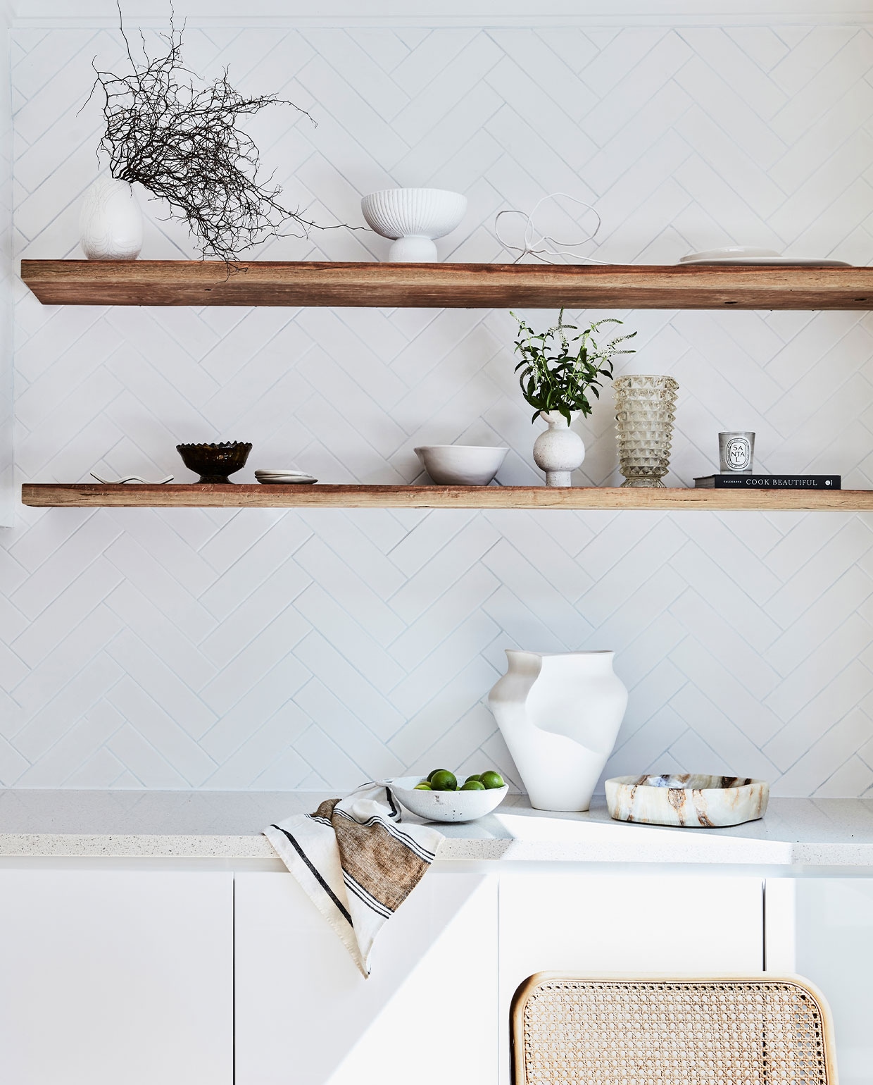 Wandplanken vintage. Marokkaanse wandtegels Di Lorenzo Tiles. Keramiek van onder andere Wonki Ware, Ecology Homewares, Mamapapa. Overig onbekend. NEE | vtwonen 5-2022 | Fotografie Maree Homer | Styling Kristin Rawson | Tekstbewerking Monique Butter