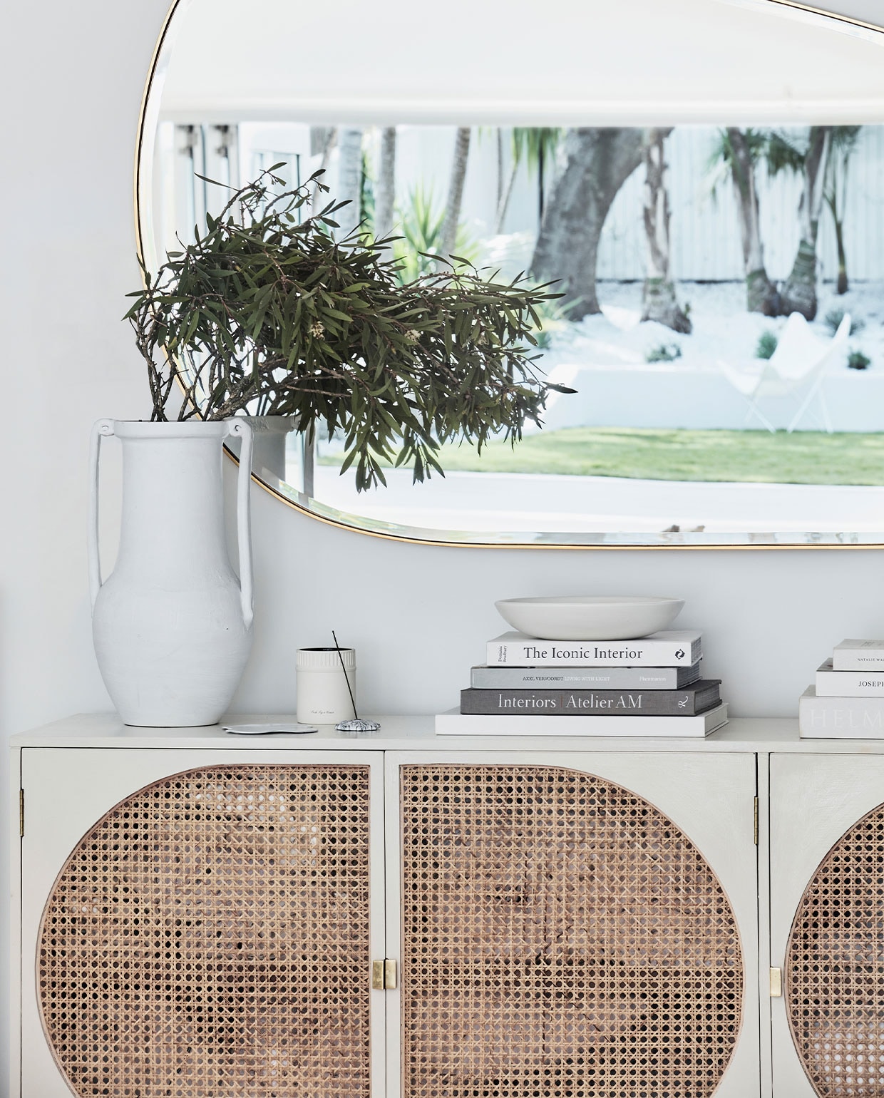 Kast HKliving, keramiek Wonki Ware, kaars Jo Malone London, spiegel, soortgelijk Sklum. NEE | vtwonen 5-2022 | Fotografie Maree Homer | Styling Kristin Rawson | Tekstbewerking Monique Butter