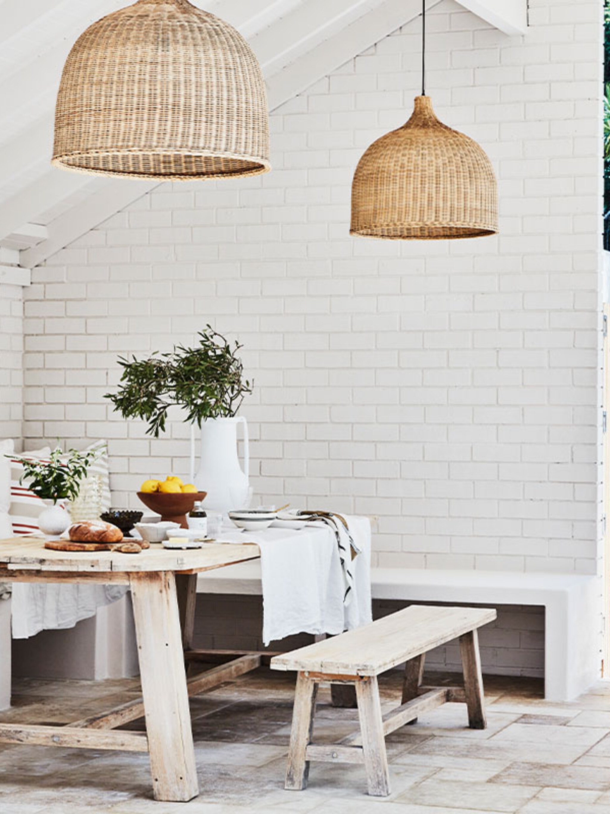 binnenkijken in een bungalow met zomers wit interieur in sydney