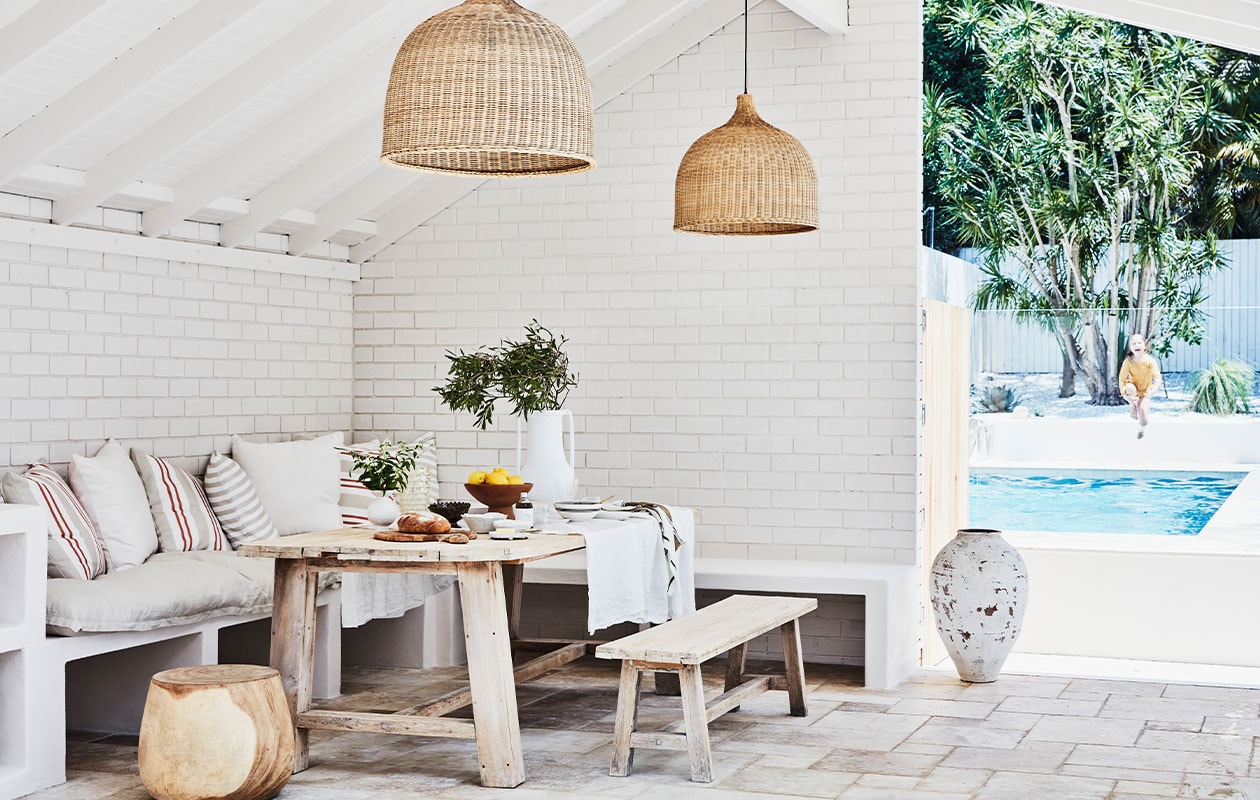 Eettafel en bank Early Settler. Hanglampen GlobeWest. Tafelkleed Carlotta + Gee. Kussens Grace Garrett. Zitkussens GlamSwags. Broodplank en keramiek Ecology Homewares. Witte kommen Wonki Ware. Vaas MCM House. Schaal McMullin &amp; Co. Overig onbekend. NEE | vtwonen 5-2022 | Fotografie Maree Homer | Styling Kristin Rawson | Tekstbewerking Monique Butter