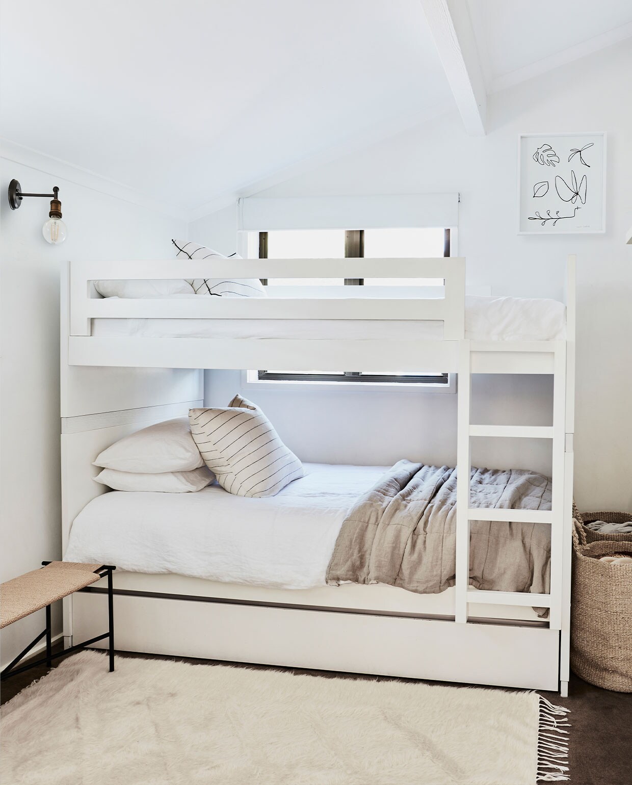 Stapelbed met lade, soortgelijk via Maisons du Monde. Opbergmanden Mamapapa. Bank soortgelijk via jotex.nl. Overig onbekend. NEE | vtwonen 5-2022 | Fotografie Maree Homer | Styling Kristin Rawson | Tekstbewerking Monique Butter