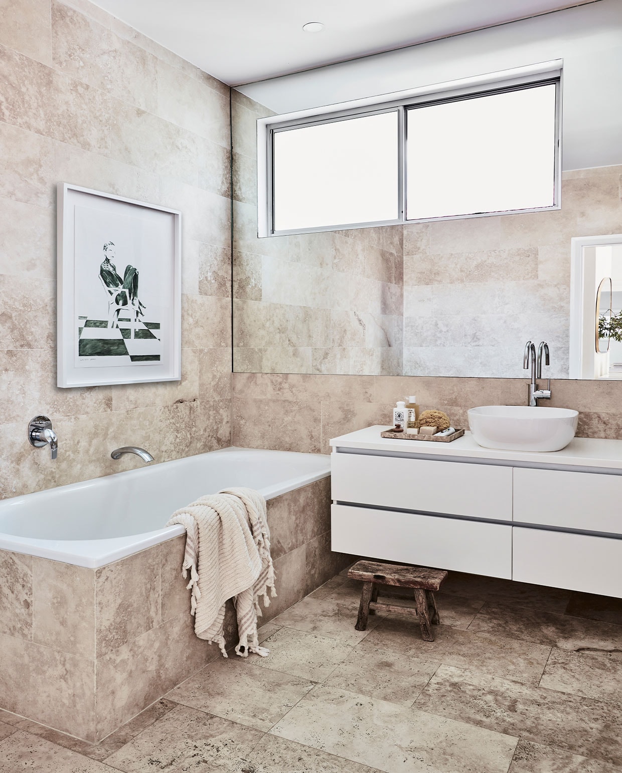 Tegels Barefoot Living. Kranen Brodware. Doek Land &amp; Sand Essentials. Overig onbekend. NEE | vtwonen 5-2022 | Fotografie Maree Homer | Styling Kristin Rawson | Tekstbewerking Monique Butter