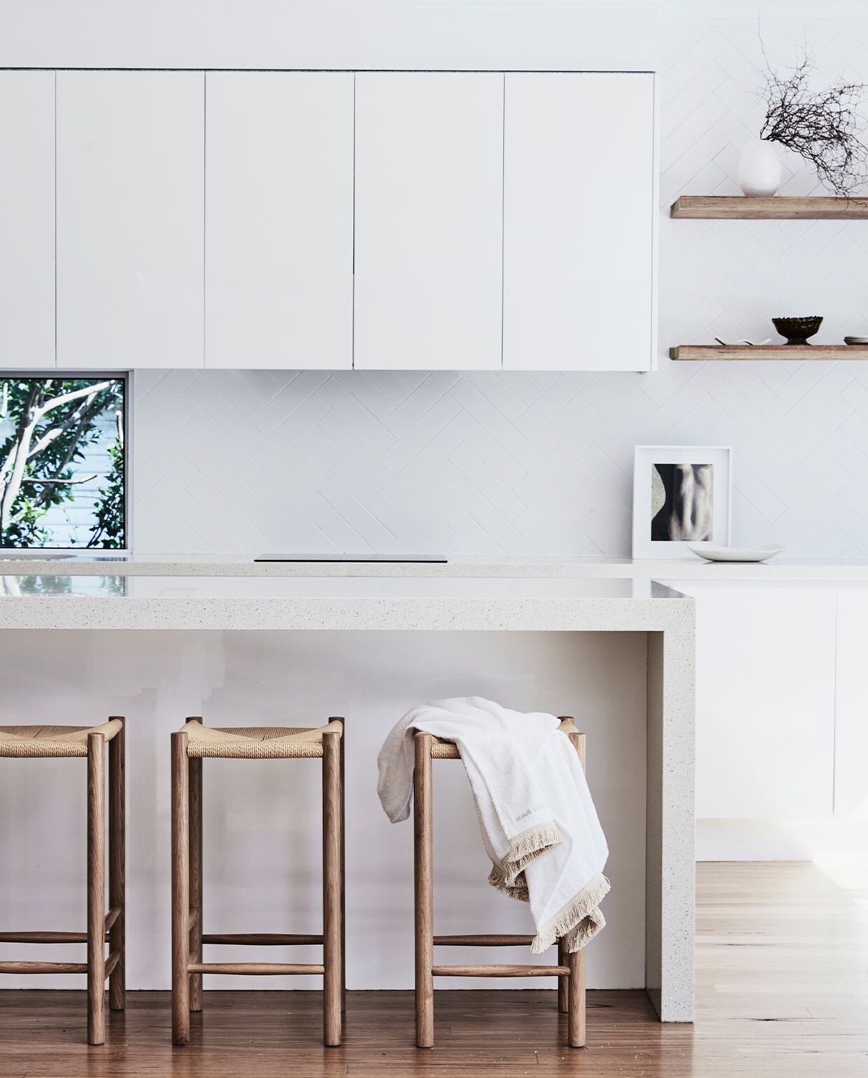 Wandplanken vintage. Marokkaanse wandtegels Di Lorenzo Tiles. Keramiek van onder andere Wonki Ware, Ecology Homewares, Mamapapa. Overig onbekend. NEE | vtwonen 5-2022 | Fotografie Maree Homer | Styling Kristin Rawson | Tekstbewerking Monique Butter