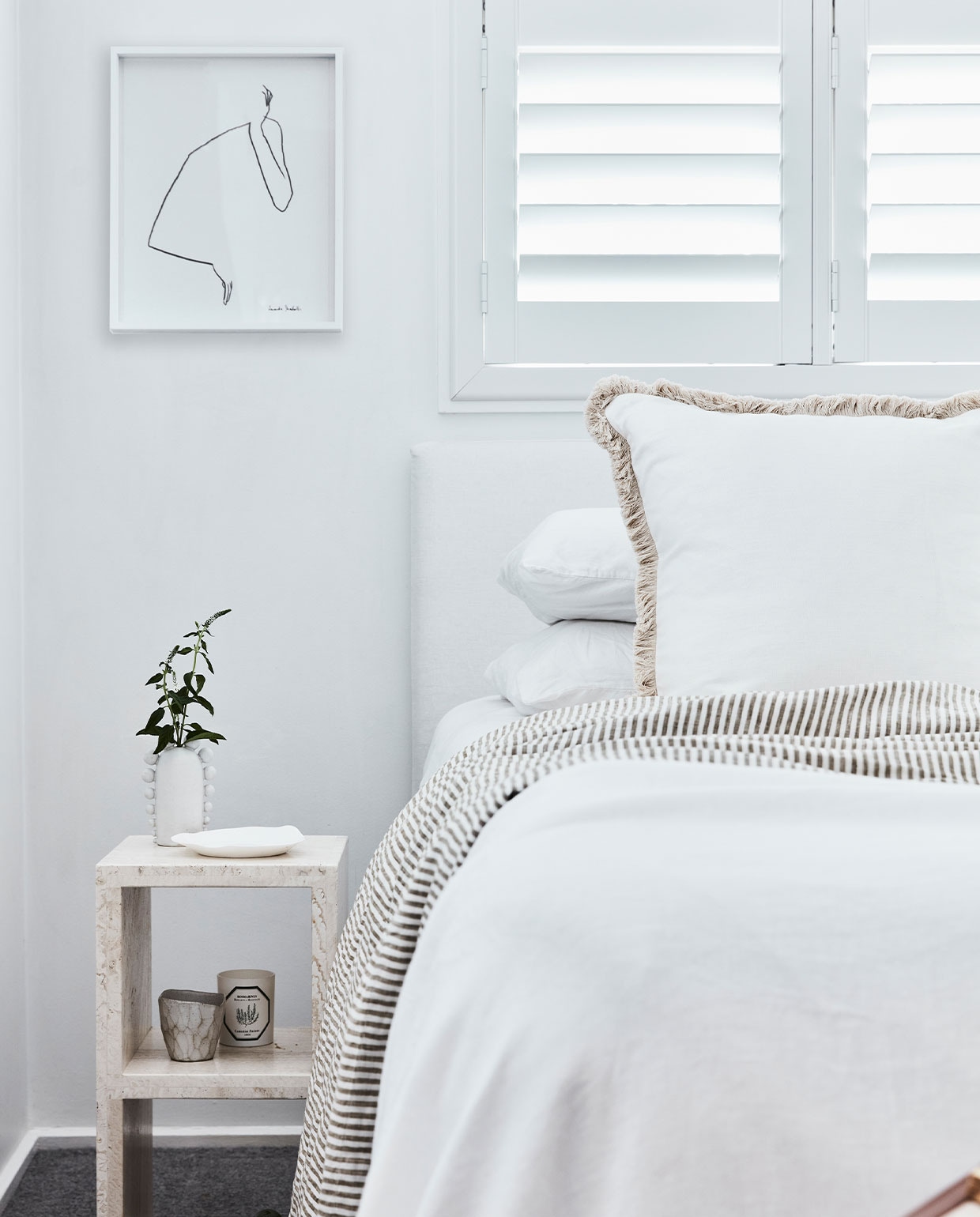 Beddengoed, soortgelijk Fissaggio. Nachtkastje vintage. Overig onbekend. NEE | vtwonen 5-2022 | Fotografie Maree Homer | Styling Kristin Rawson | Tekstbewerking Monique Butter