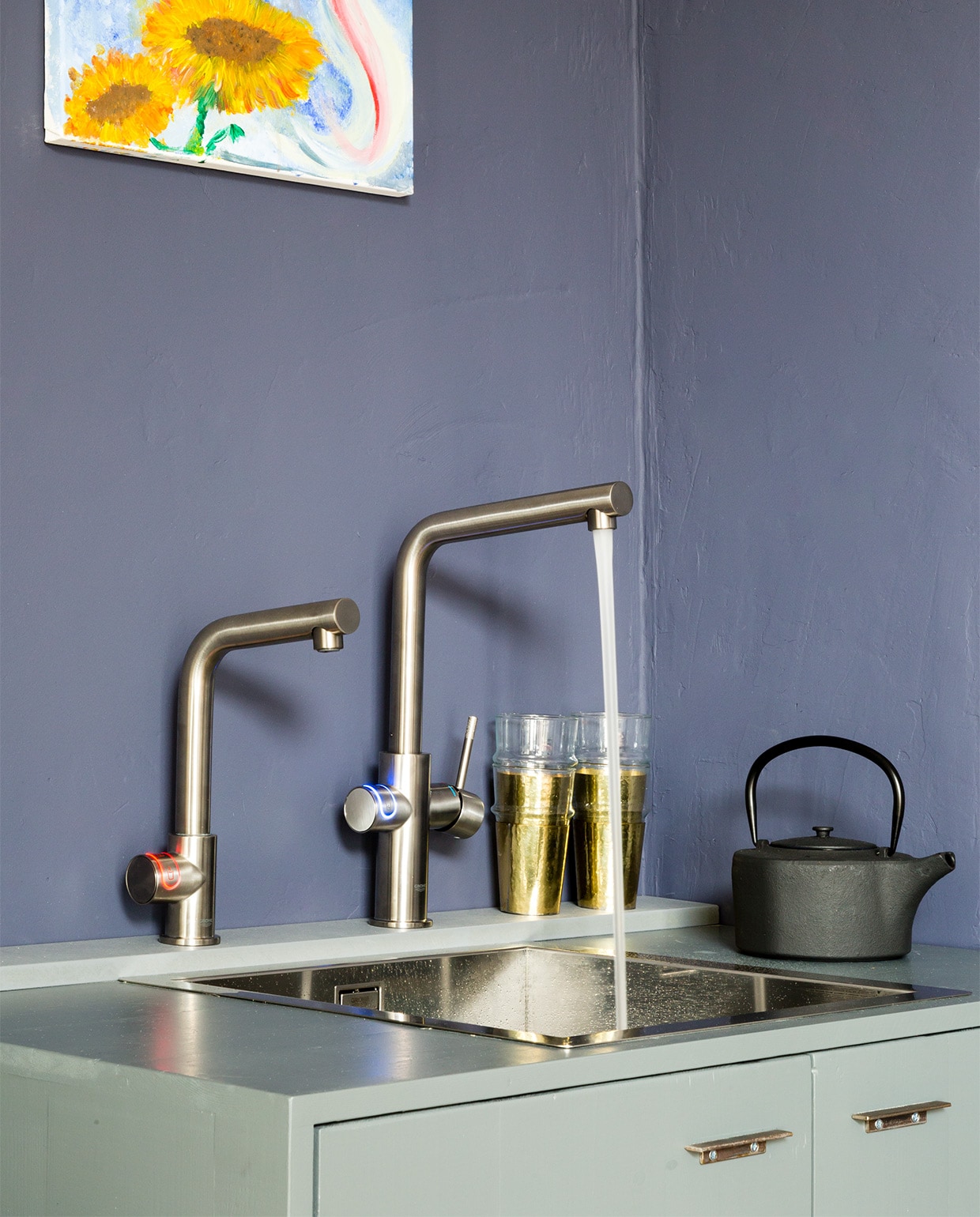 Red en blue kraan met verschillende functies: koud, heet, plat en bruisend water prijs op aanvraag (grohe.nl). Glazen met messing omhulsel van Nordal (vtwonen.nl). Theepot (nordal.eu). JA vtwonen weer verliefd op je huis seizoen 9 aflevering 9 | styling Marianne Luning | fotografie Barbara Kieboom