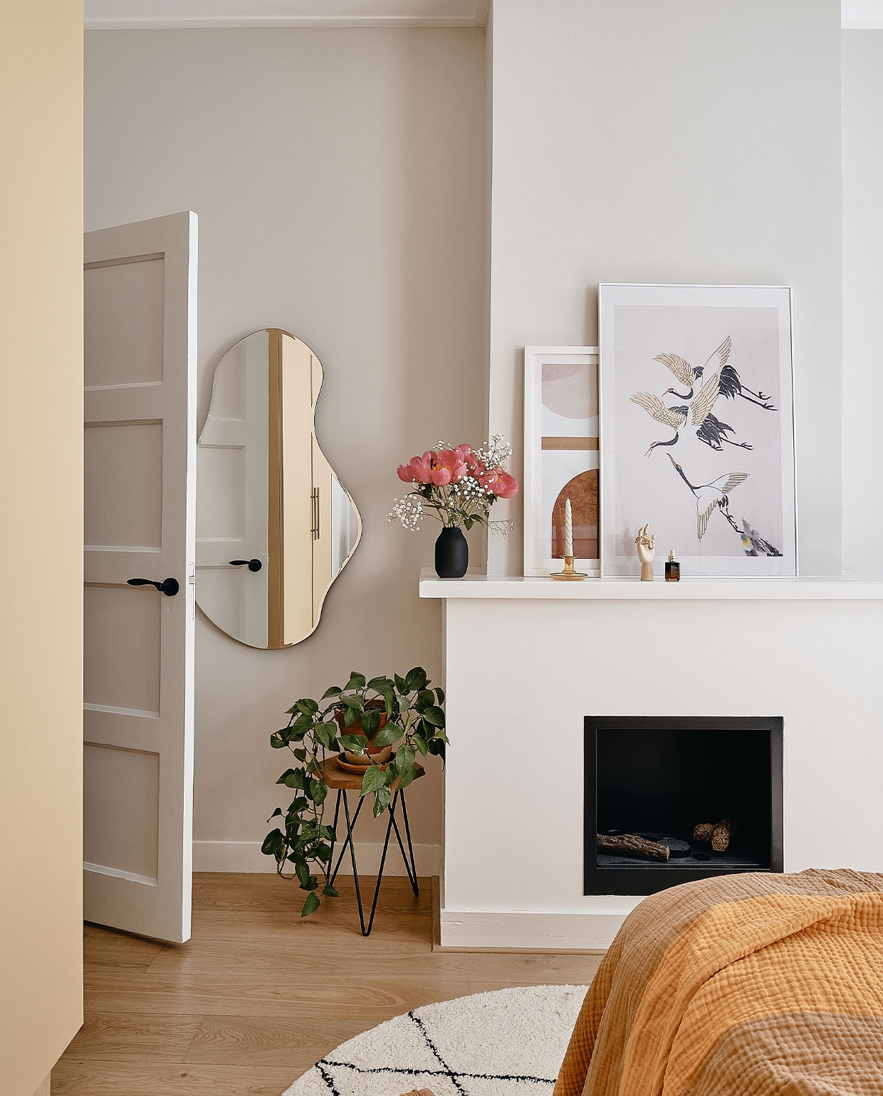 Spiegel Pond van Ferm Living. Bijzettafel Loods 5. Zwarte vaas Blomus. Prints Juniqe, kandelaar, houten hand en bedsprei Hay. Vloerkleed Benuta. Kast Pax van Ikea, geverfd in Hay van Farrow &amp; Ball. vtwonen 05-2022 | productie Cocofeatures | fotografie Roos Oosterbroek