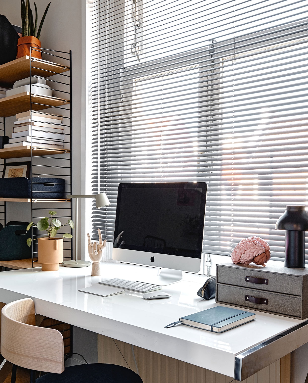 Op de tweede verdieping is ook een werkplek gemaakt. Wandrek Pocket van String Furniture. Stoel Friday van Fest Amsterdam. Bureau Ikea. Plantenpot Oyoy, bureaulamp Muuto, zwarte draadloze lamp Hay. vtwonen 05-2022 | productie Cocofeatures | fotografie Roos Oosterbroek