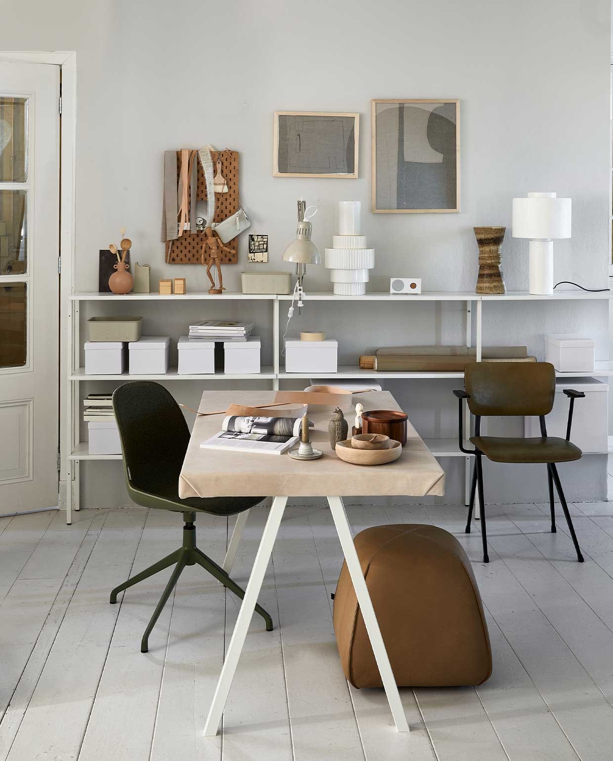 Op de wand muurverf Chalk White, per liter € 47,10 (pure-original.com). Werkblad Melltorp € 19,99, lap leer prijs op aanvraag (echtleer.nl). Bureaustoel Albert Kuip € 289,- (zuiver.com). Leren poef BimBom € 449,- (designonstock.com). Bureaustoel met nepleren bekleding € 150,-, bruine vaas € 65,- (neeflouis.nl). Wandrek Rack, 108 cm (h), per 2 € 37,50, grenen planken 97,5×30,5 cm (bxd), per 3 € 81,75, witte aardewerken vaas Gear, 24×46 cm (Øxh) € 151,99, terrakleurig vaasje Goodness in Cameo Brown, 12×15 cm (Øxh) € 22,70 (vtwonen.nl). Matwitte tafellamp Gesso, 28,5×51 cm (Øxh) (hkliving.nl). Aan de wand lijst Fant vanaf € 189,-, kandelaar op werktafel € 14,50, walnoothouten bord € 55,-, walnoothouten schaaltje € 28,50, lepel € 4,95 (sukha.nl). Houten tekenmodel Gestalta € 9,99, ophangbord Skadis, 36×56 cm € 20,99, beige doos Nojig € 1,-, draagbare bluetooth speaker Eneby € 17,99, dozen Tjeena in kast vanaf € 4,99, beige bureaulamp Tertial, € 19,99 (ikea.nl). Overig privébezit. JA | vtwonen 05-2022 | Styling Fietje Bruijn | Fotografie Dennis Brandsma\n