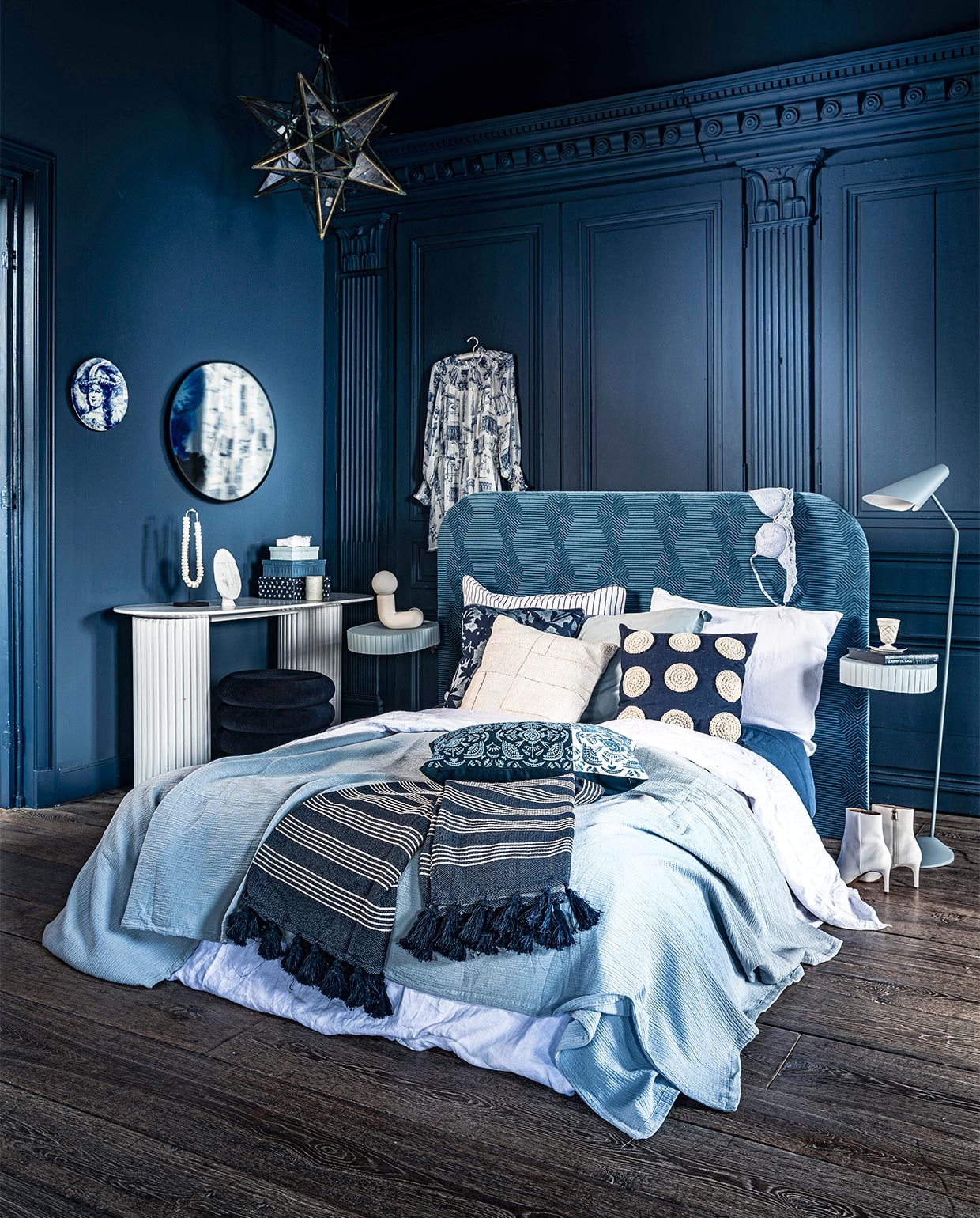 Wandbord per twee € 235,95, lamp ster € 1784,75, 18e-eeuwse houten vloer, per m² € 168,19 (pietjonker.nl). Sidetable € 829,- (hkliving.nl). Bed met hoofdbord en nachtkastjes, prijs op aanvraag (com-anders.nl). Wit nachtlampje € 69,99, jurk € 49,99, beha € 14,99,-, gestreepte plaid € 17,99, lichtblauwe plaid € 69,99, witte linnen dekbedovertrekset € 99,-, laarzen € 39,99, gestreept kussen hoort bij dekbedovertrek € 59,99 (hm.com). Stof waarmee het hoofdbord is gestoffeerd: Roxburgh Denim for Upholstery van Designers Guild, per meter € 162,-, donkerblauw kussen met bloemenprintstof van Ralph Lauren, per meter € 149,-, blauw kussen Delfina Cloud Cushion van William Yeoward € 130,- (wva.nl). Mok € 49,95 (ottomania.nl). Boek € 25,-, kussen met witte stippen € 29,50 (polspotten.nl). Lichtblauwe staande lamp I.Cono van Vibia € 781,- (homestede.nl). Poef van Ferm living € 679,-, spiegel Francis small van Petite Friture € 399,- (vtwonen.nl). Doosjes prijs op aanvraag (sostrenegrene.com). Marmeren masker € 485,-, kralenketting € 75,-, stenen potje € 45,- (badenbaden.nl). Crème kussen € 49,-, lichtblauw kussen € 49,- (couleurlocale.eu). Onderstel etagère € 26,95 (loods5.nl). Overig privébezit. vtwonen 07-2020 | styling Liza Wassenaar | fotografie Sjoerd Eickmans