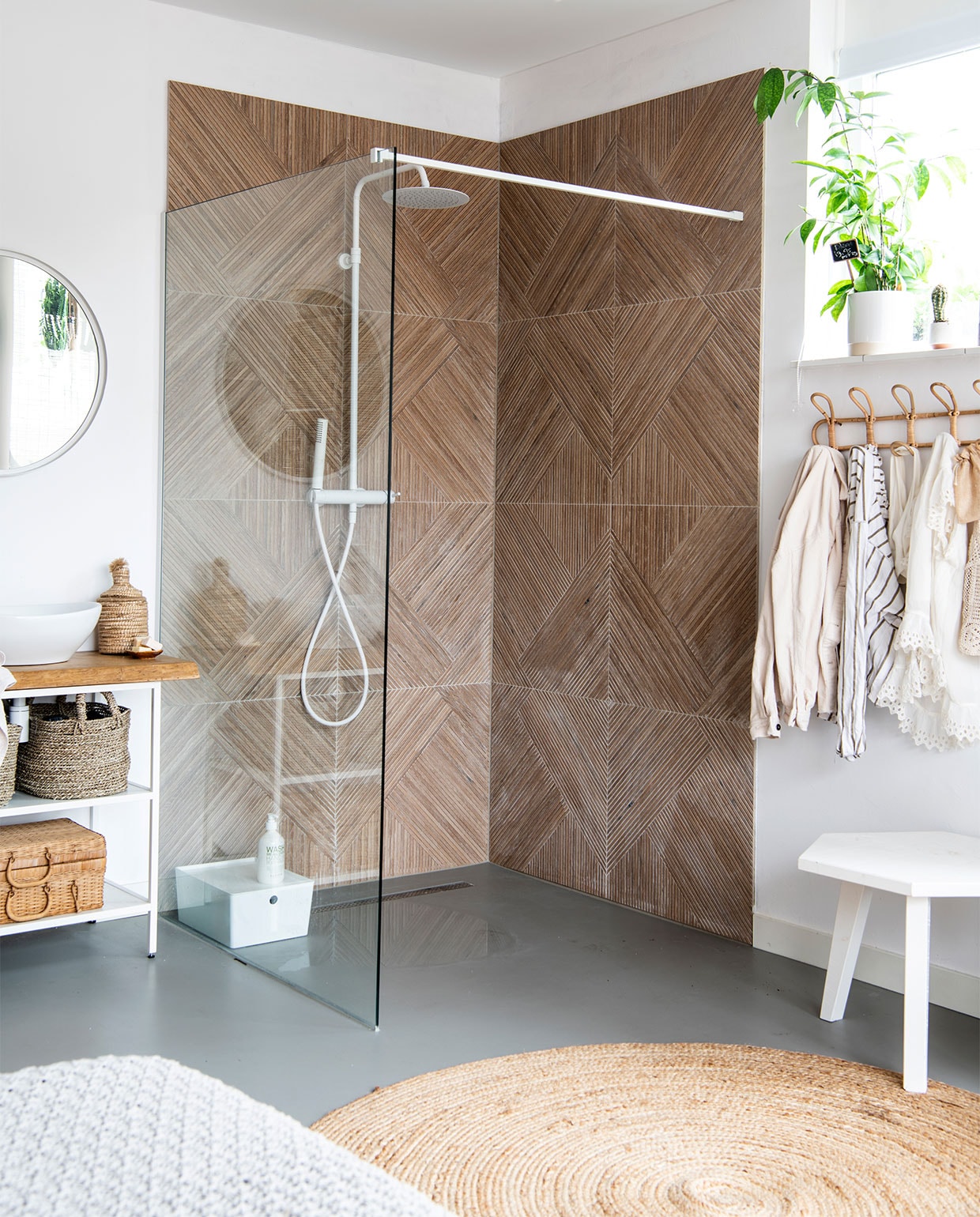 Rotan kapstok Kidsdepot, tegels Jan Groen, lamp en spiegel Light &amp; Living, badkamermeubel oud bureau Lennard, manden By Bazz. vtwonen 3-2022 | productie Insidehomepage | styling Esther Loonstijn | fotografie Louis Lemaire