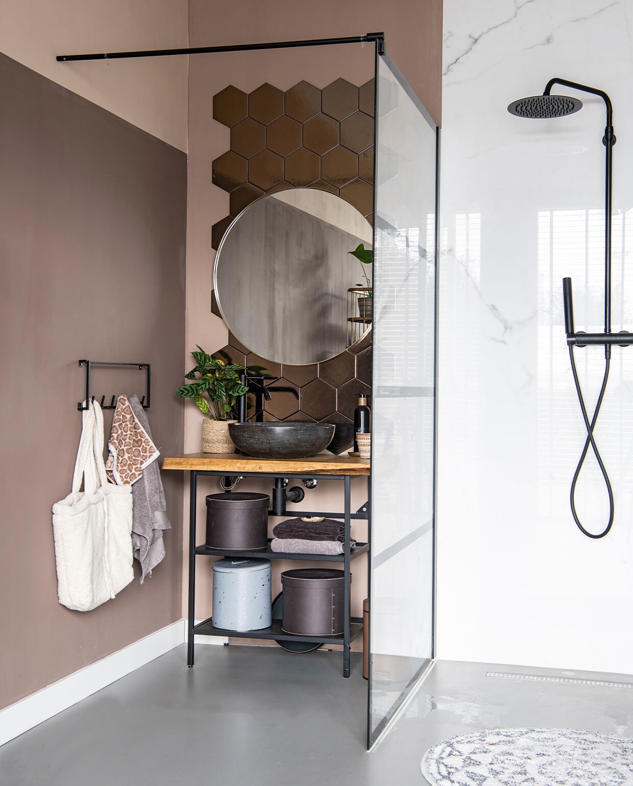 Gietvloer Evolve, marmeren douchewand Jan Groen, spiegel Light &amp; Living, kraan, waskom en douchewand herkomst onbekend, kapstok Woood, tas Zara, handdoeken Walra, tegels Marktplaats, behang Eijffinger, badmat HKliving, blik Ferm Living, dozen Ikea. vtwonen 3-2022 | productie Insidehomepage | styling Esther Loonstijn | fotografie Louis Lemaire