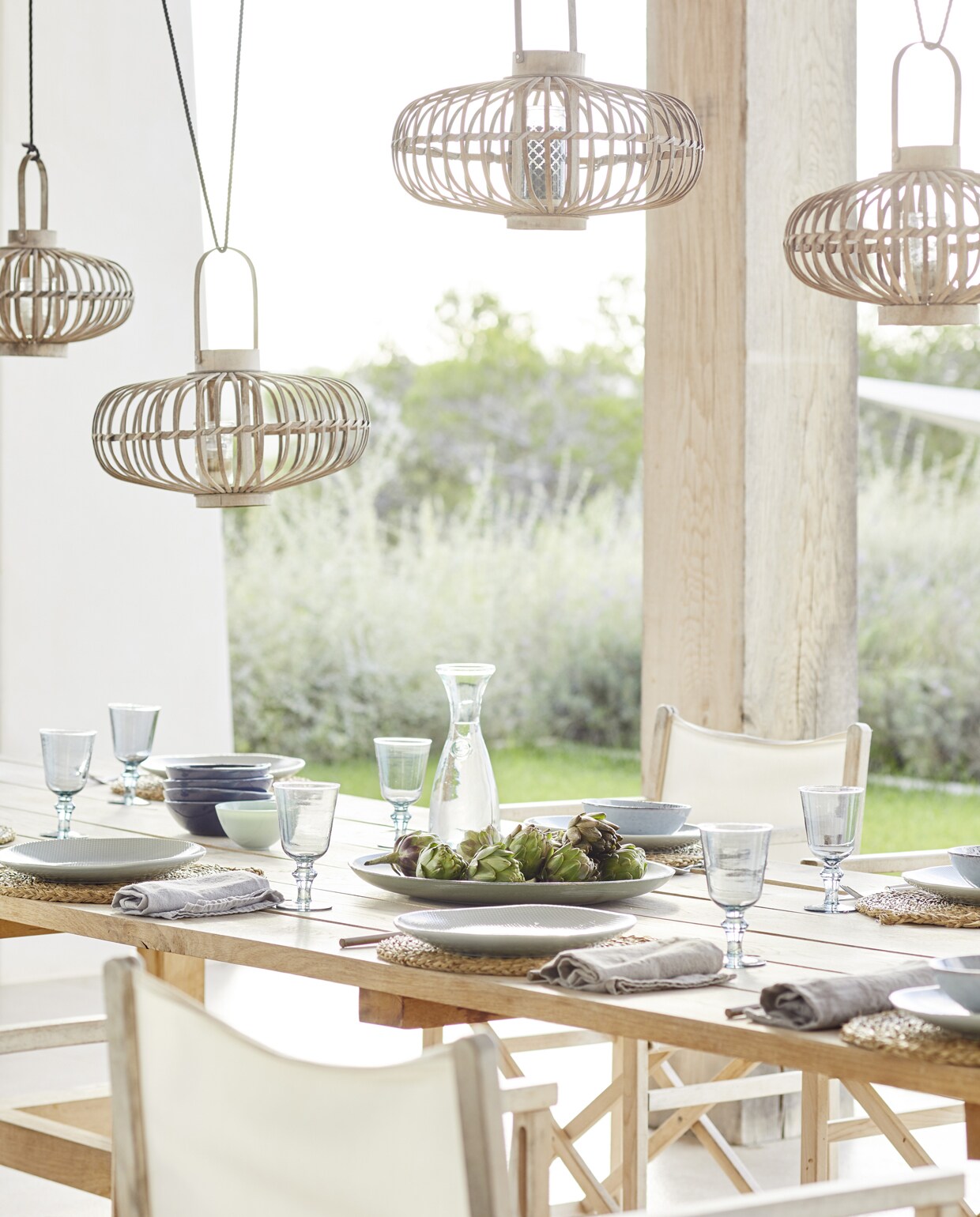 Op de overloop op de bovenverdieping een Eames schommelstoel (Vitra). Bijzettafel Zuiver, bureau LifeStyle. De hanglamp is geen echte van Raimond Puts, maar lijkt geïnspireerd op zijn ontwerp voor Moooi. Koeienvel Ebru, kunst Nicole Ponjée, verf Heat 24 van Little Greene.