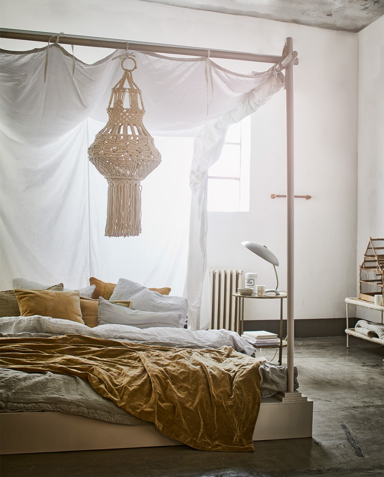 Hemelbed (Combitex). Naturel linnen dekbedovertrek 220×240 cm, linnen kussenhoes Maxim 40×70 cm, linnen plaid opgevouwen in sidetable (ML Fabrics). Macramélampenkap, gouden bijzettafel, lage sidetable met gehaakte rand (Madam Stoltz). Vogelkooi (Burbri Antiek). Jaren vijftig lamp,, schaal, beker(Six and Sons). Okergele fluwelen sprei 270×280 cm, okergele kussens 50×50 cm (Aai made with love). Beker (Maison NL). Witte pot met tekst (De Weldaad). Overig privébezit. vtwonen 05-2017 | styling Cleo Scheulderman | fotografie Jeroen van der Spek
