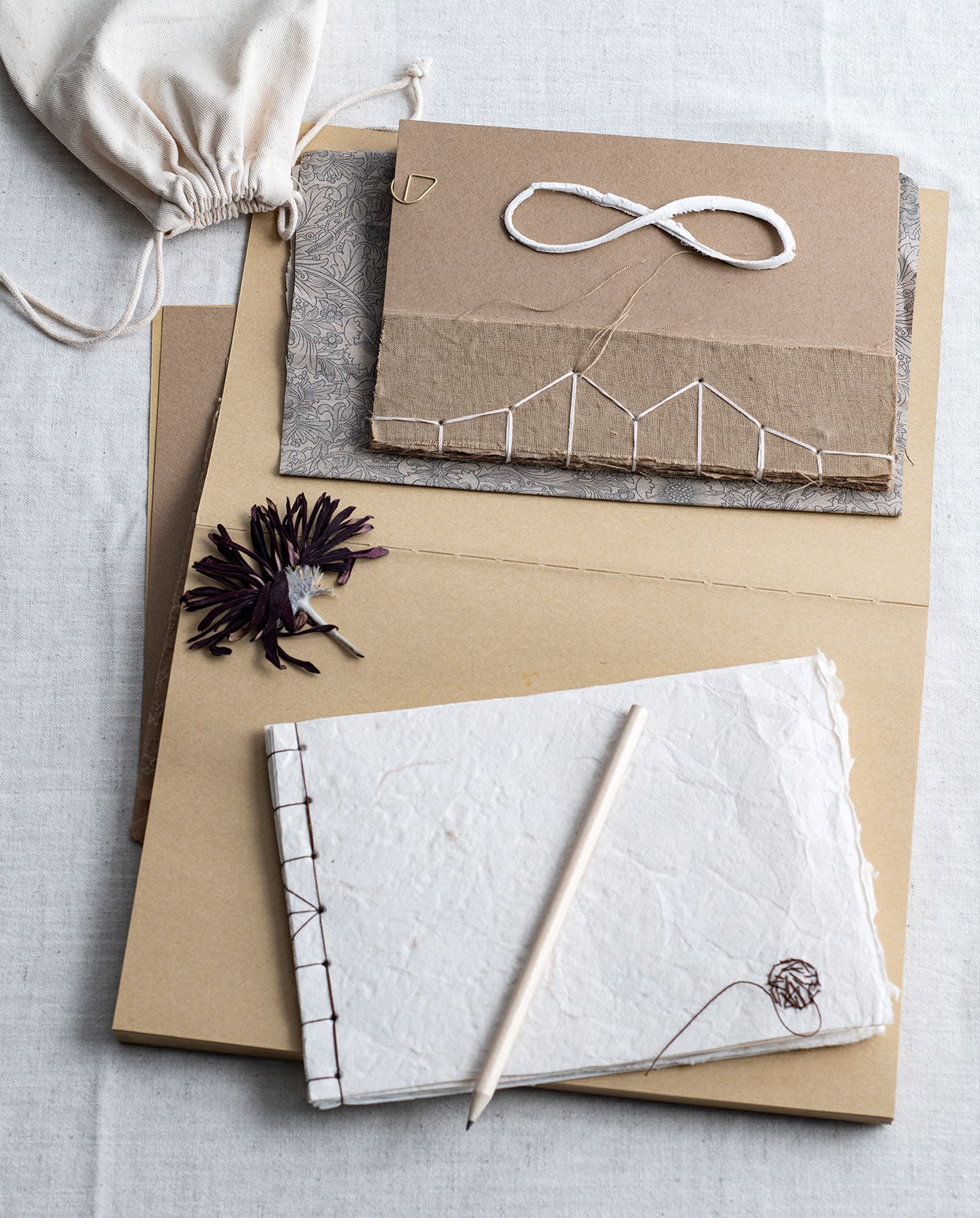 Kraftpapier schetsboek per stuk vanaf € 1,92 (gerstaecker.nl). Overig privébezit. DIY Special 03 | Productie Insidehomepage | Styling Janneke Peters | Uitvoering Jef van Tricht | Fotografie Louis Lemaire