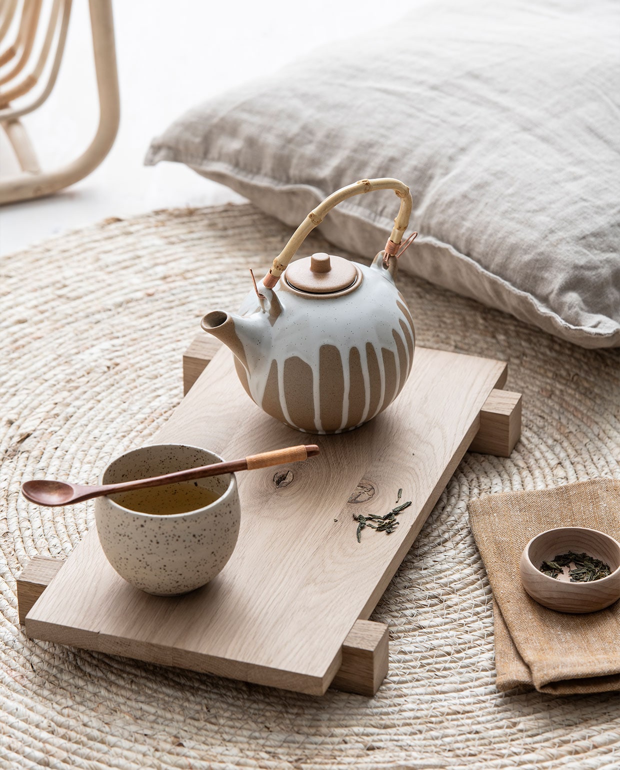 Handgemaakte gespikkelde aardewerken mok € 16,95 (ohmyhome.nl). Handgemaakte Japanse houten lepel € 4,50 (petitdepot.nl). Rieten vloerkleed € 14,99 (xenos.nl). Rotan tijdschriftenhouder Buskbo € 17,95 (ikea.nl). Terracotta theepot Camellia van Bloomingville € 29,95 (livvlifestyle.nl). Gewassen linnen kussenhoes € 9,99 (hm.com). Overig privébezit. DIY Special 03 | Productie Insidehomepage | Styling Janneke Peters | Uitvoering Jef van Tricht | Fotografie Louis Lemaire