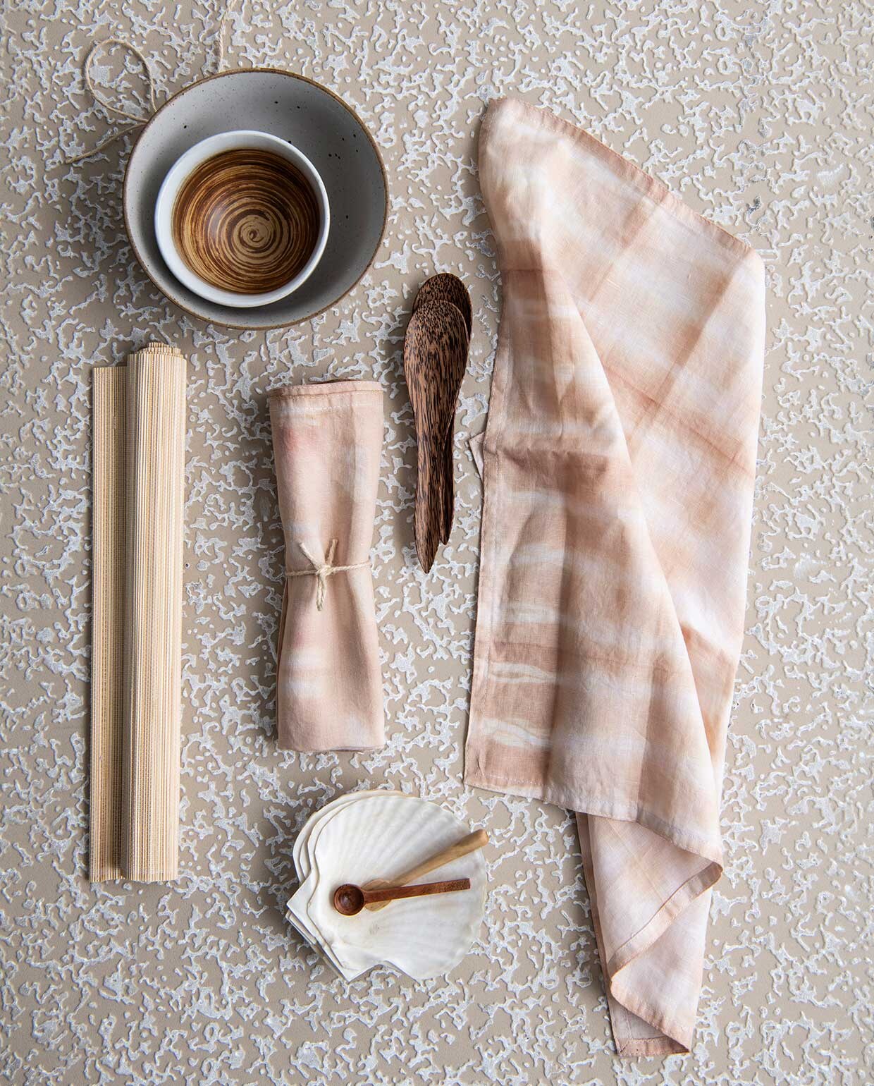 Bruin-witte kom Kyoto € 7,95, schaaltje Bold &amp; Basic € 14,95 van HKliving (wehkamp.nl). Overig privébezit. DIY Special 03 | Productie Insidehomepage | Styling Janneke Peters | Uitvoering Jef van Tricht | Fotografie Louis Lemaire