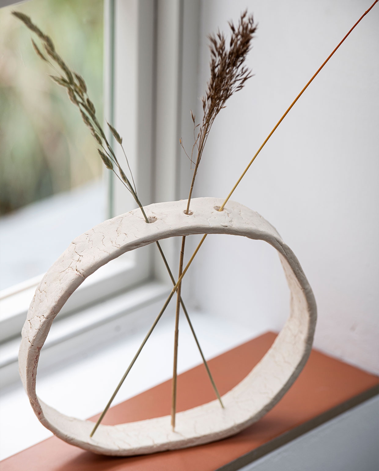 Op de rechtermuur limestone verf kleur Sandstone, per liter € 30,- (bauwerk.com). Overig privébezit. DIY Special 03 | Productie Insidehomepage | Styling Janneke Peters | Uitvoering Jef van Tricht | Fotografie Louis Lemaire