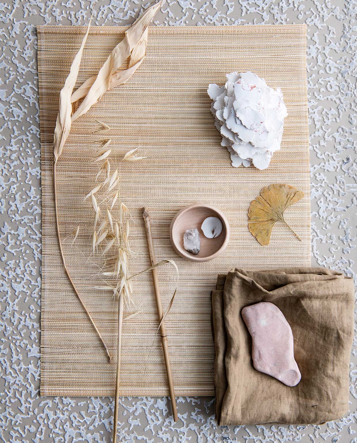 Bamboe placemat € 3,50 (dille-kamille.nl). Zelfhardende beige klei van Darwi € 5,99 (pipoos.com). Zelfhardende terracottakleurige klei van Das € 7,44 (bol.com). Linnen stof van de markt. Overig privébezit. DIY Special 03 | Productie Insidehomepage | Styling Janneke Peters | Uitvoering Jef van Tricht | Fotografie Louis Lemaire