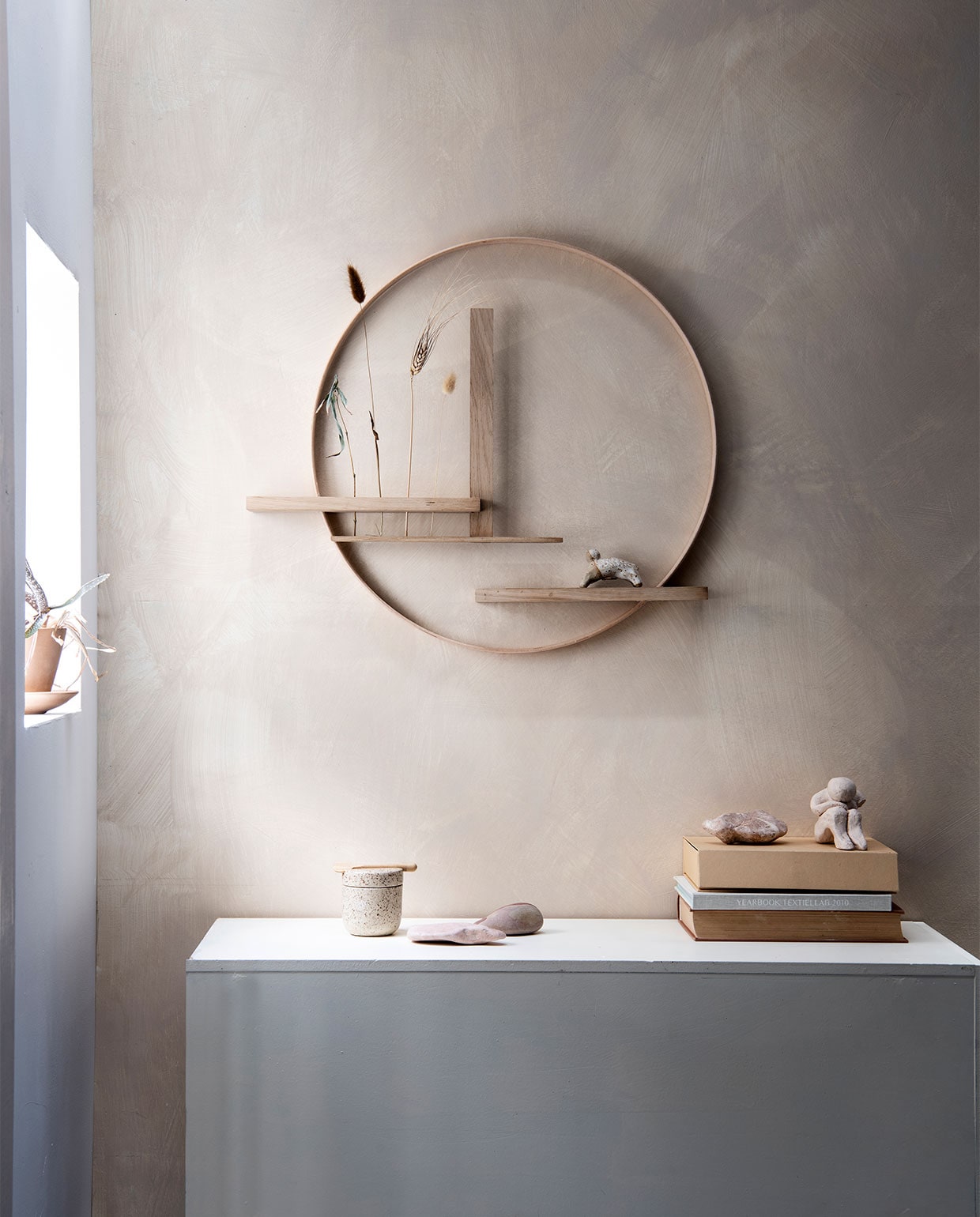 Handgemaakt keramisch object dier € 12,95 (studioierde.nl). Overig privébezit. DIY Special 03 | Productie Insidehomepage | Styling Janneke Peters | Uitvoering Jef van Tricht | Fotografie Louis Lemaire