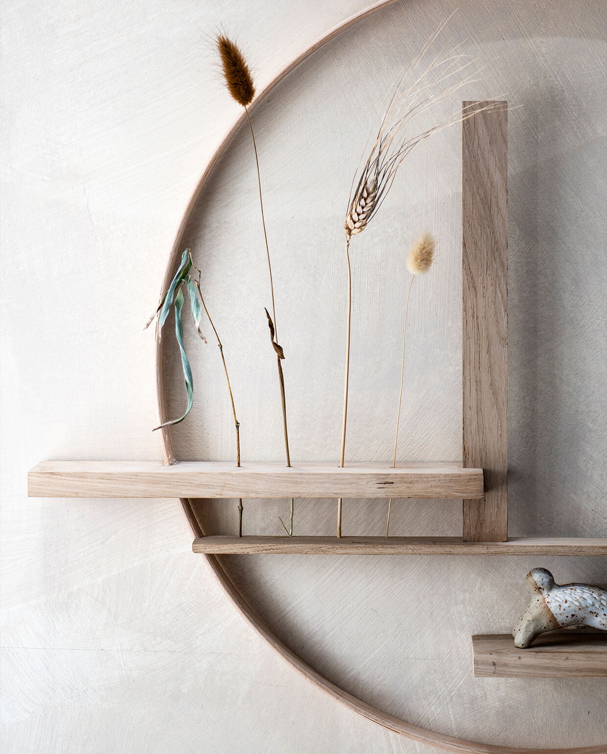 Handgemaakt keramisch object dier € 12,95 (studioierde.nl). Overig privébezit. DIY Special 03 | Productie Insidehomepage | Styling Janneke Peters | Uitvoering Jef van Tricht | Fotografie Louis Lemaire