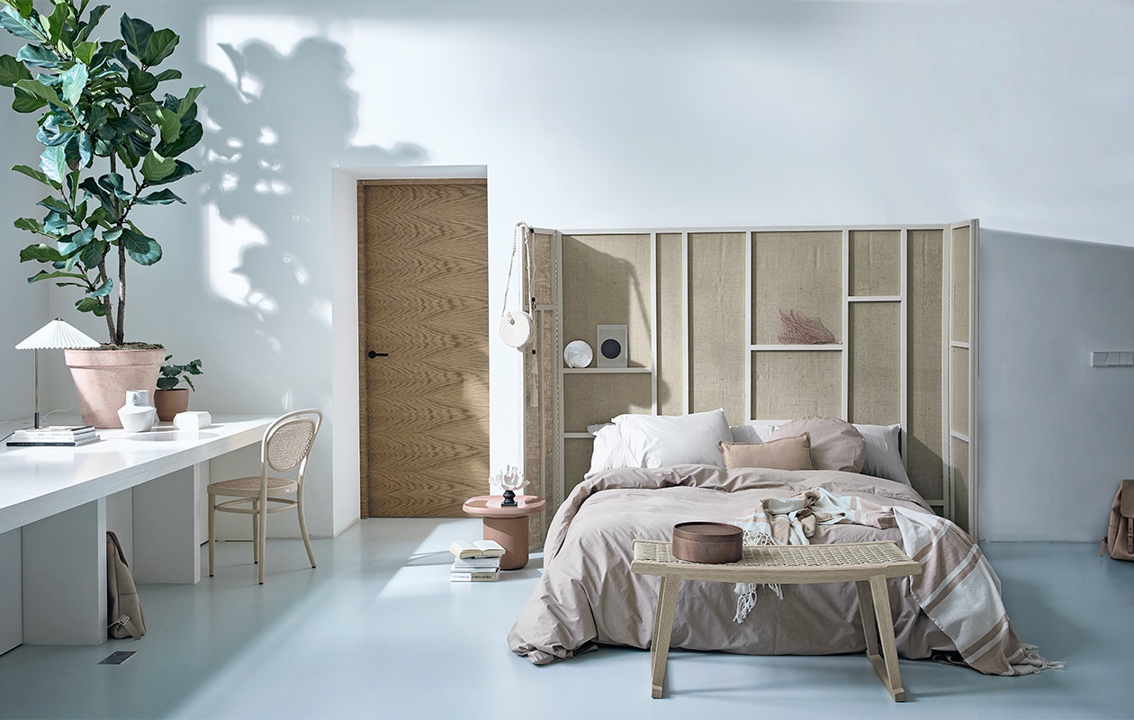 Headbord op maat gemaakt, prijs op aanvraag (com-anders.nl). Houten bank met gevlochten rieten zitting Cella, 100x52x45 cm (bxdxh) € 1675,- (edha-interieur.nl). Terracotta bijzettafel van Moooi, 61x28 cm (Øxh) € 843,- (homestede.nl). Thonet stoel 215R € 840,20 (misterdesign.nl). Houten ronde doos € 35,-, gestreepte plaid € 45,99, oranje kussenhoes 30x50 cm € 15,95 (zarahome.com). Katoenen dekbedovertrek in kleur Camel, 220x240 cm € 124,-, ronde kussenhoes Bigdot in kleur Camel € 29,95, ronde kussenvulling, 50x10 cm € 44,95, langwerpige linnen kussenhoes in kleur Stone Grey, 160x50 cm € 34,95, kussenvulling 160x50 cm € 114,95, kussensloop 60x70 cm € 14,95 (suite702.com). Leren rugtas (sukha.nl). Tafellamp Mati van Hay, Ø 38 cm € 215,-, vaas Connor van Bloomingville € 49,90 (vtwonen.nl). Overig privébezit. vtwonen 08-2020 | styling Cleo Scheulderman | fotografie Jeroen van der Spek