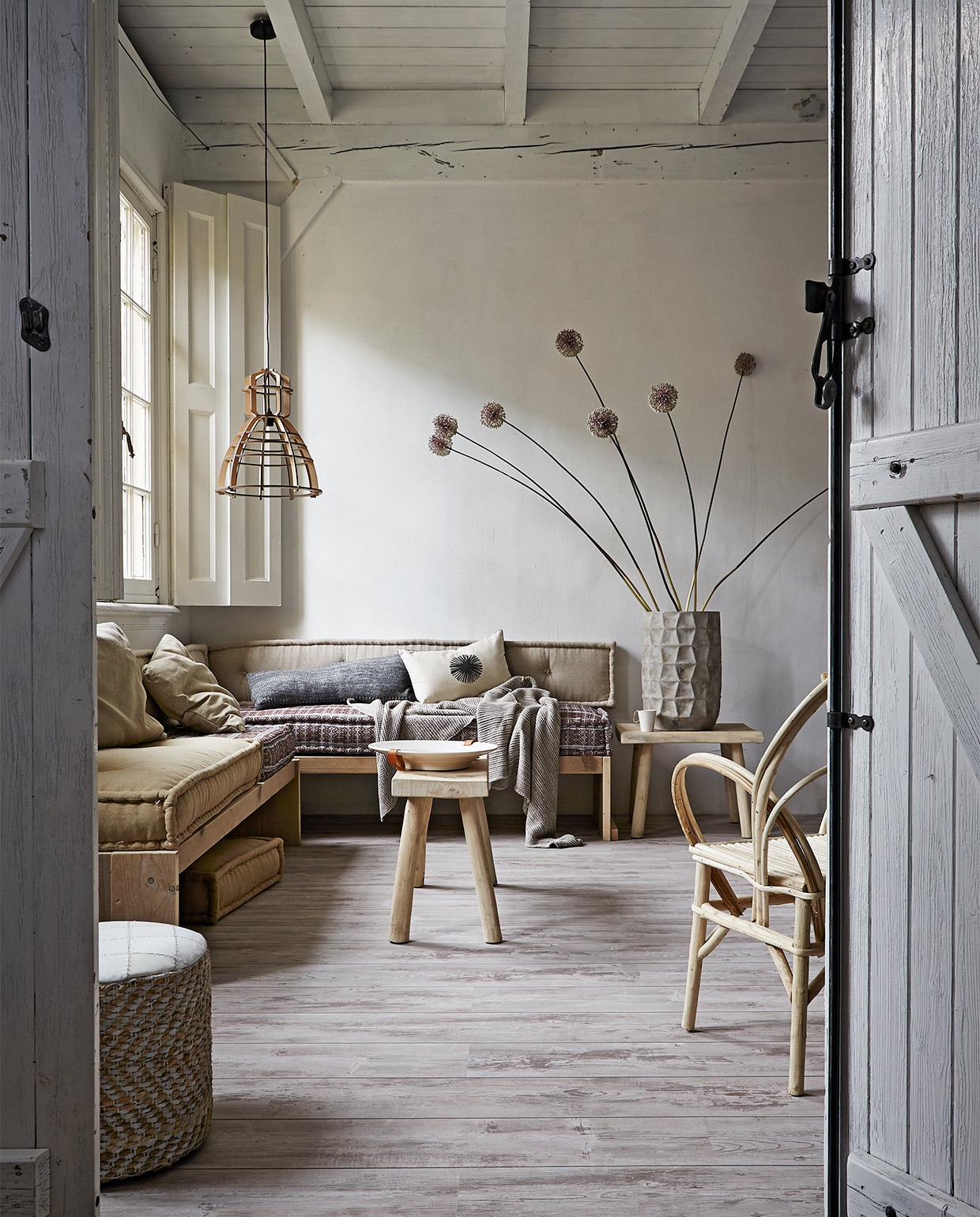 M.m.v. Restoric (deuren, houten banken), Household Hardware (matraskussens, rotan stoel, ecru kussens), Dotshop (poef), HK Living (gebreid langwerpig kussen), Friday Next (kussen Prague van Marika Giacinti), Restored (plaid), Mobilia Woonstudio (tafeltjes), Out Of The Blue (kopje, schaal), www.nr310.nl(hanglamp Het Lichtlab no.19), De Weldaad (vaas). vtwonen 08-2014 | styling Frans Uyterlinde | fotografie Alexander van Berge