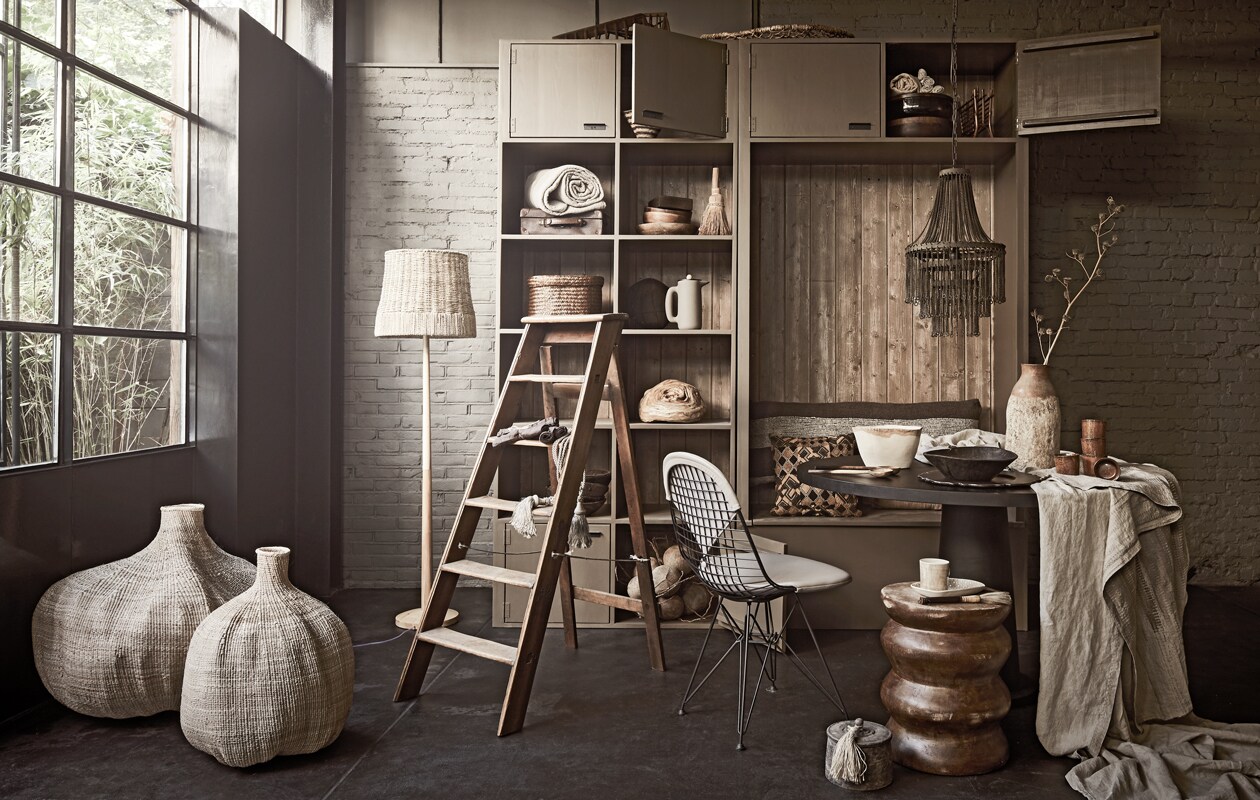 Kast op maat, prijs op aanvraag (com-anders.nl). Houten ladder (burbri.nl). Blankhouten vloerlamp van Bloomingville, 160×40 cm (hxØ) (vtwonen.nl). Gevlochten vazen klein en groot, houten kruk, kussen met ruitprint, mok op kruk, vierkant bord op kruk, blanke houten bak op tafel, gestreept schaaltje in kast (couleurlocale.eu). DKR Wire stoel van staal en leer van Vitra, notenhouten voorraadpotten van When Objects Work, glazen voorraadpotten van When Objects Work, koffiemaker Push van Muuto (homestede.nl). Stalen hanglamp Blossom middel, potje met kwast op de grond, staande kwast in kast (hetgrachtenpand.com). Siervorm op kast, houten blok in kast (pietjonker.nl). Bruine koffiekopjes van Serax, (maisonnl.com). Leren dienblad op tafel, houten tafel (covanderhorst.nl). Langwerpig kussen 45×110 cm (loods5.nl). Opgerolde plaid, linnen tafelkleed, lichtbruine en donkerbruine linnen servetten, bruine gevlochten mand, slabestek, houten borden, vierkante houten bak (hm.com). Kwast (badenbaden.nl). Kwasten, kleine bruine koffer (harlequin-lisse.biz). Gevlochten mand op kast (zarahome.com). Kokosnotentros onder in kast (thewunderkammer.eu). Vaas op tafel privébezit. vtwonen 13-2019 | Styling Liza Wassenaar | Fotografie Alexander van Berge