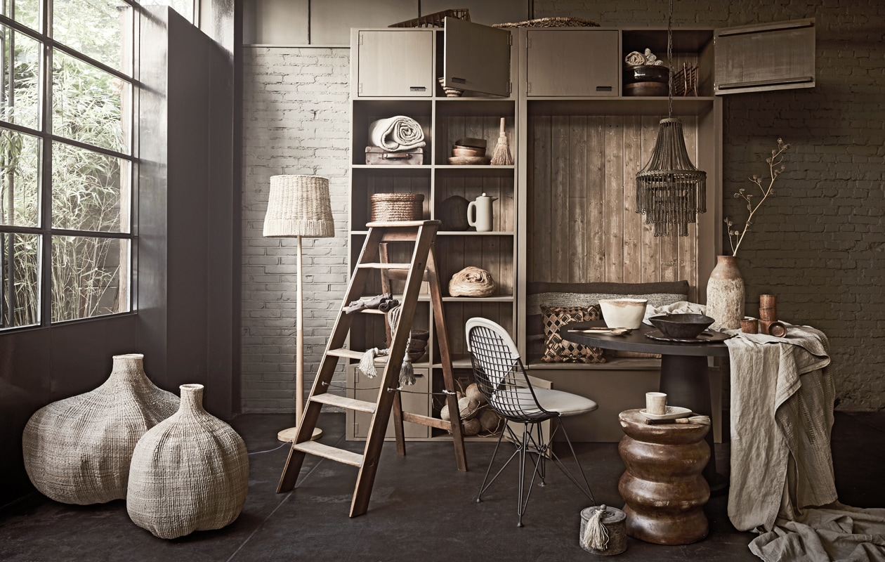 Kast op maat, prijs op aanvraag (com-anders.nl). Houten ladder (burbri.nl). Blankhouten vloerlamp van Bloomingville, 160×40 cm (hxØ) (vtwonen.nl). Gevlochten vazen klein en groot, houten kruk, kussen met ruitprint, mok op kruk, vierkant bord op kruk, blanke houten bak op tafel, gestreept schaaltje in kast (couleurlocale.eu). DKR Wire stoel van staal en leer van Vitra, notenhouten voorraadpotten van When Objects Work, glazen voorraadpotten van When Objects Work, koffiemaker Push van Muuto (homestede.nl). Stalen hanglamp Blossom middel, potje met kwast op de grond, staande kwast in kast (hetgrachtenpand.com). Siervorm op kast, houten blok in kast (pietjonker.nl). Bruine koffiekopjes van Serax, (maisonnl.com). Leren dienblad op tafel, houten tafel (covanderhorst.nl). Langwerpig kussen 45×110 cm (loods5.nl). Opgerolde plaid, linnen tafelkleed, lichtbruine en donkerbruine linnen servetten, bruine gevlochten mand, slabestek, houten borden, vierkante houten bak (hm.com). Kwast (badenbaden.nl). Kwasten, kleine bruine koffer (harlequin-lisse.biz). Gevlochten mand op kast (zarahome.com). Kokosnotentros onder in kast (thewunderkammer.eu). Vaas op tafel privébezit. vtwonen 13-2019 | Styling Liza Wassenaar | Fotografie Alexander van Berge