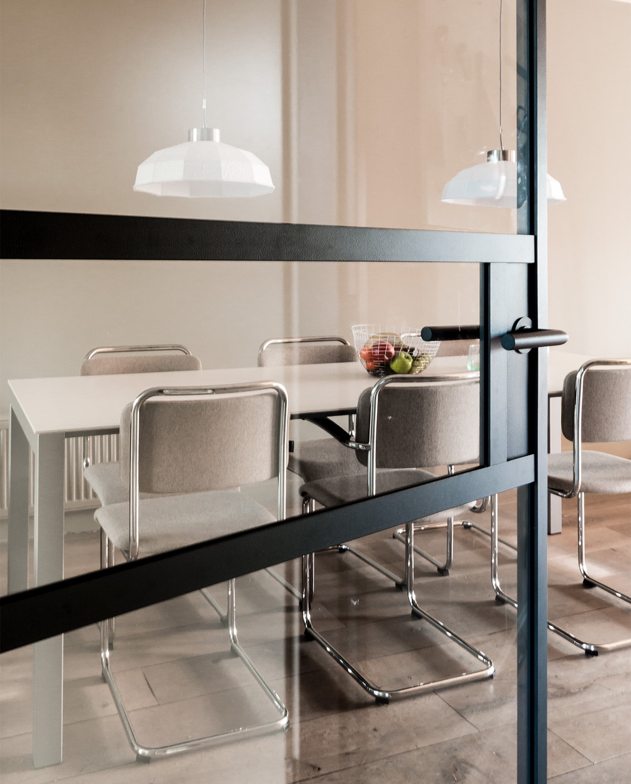 beige eetkamerstoel , , Eetkamerstoelen Gispen 201 van Eijkerkamp. JA | vtwonen weer verliefd op je huis, seizoen 10 Hoofddorp | styling Fietje Bruijn | fotografie Barbara Kieboom