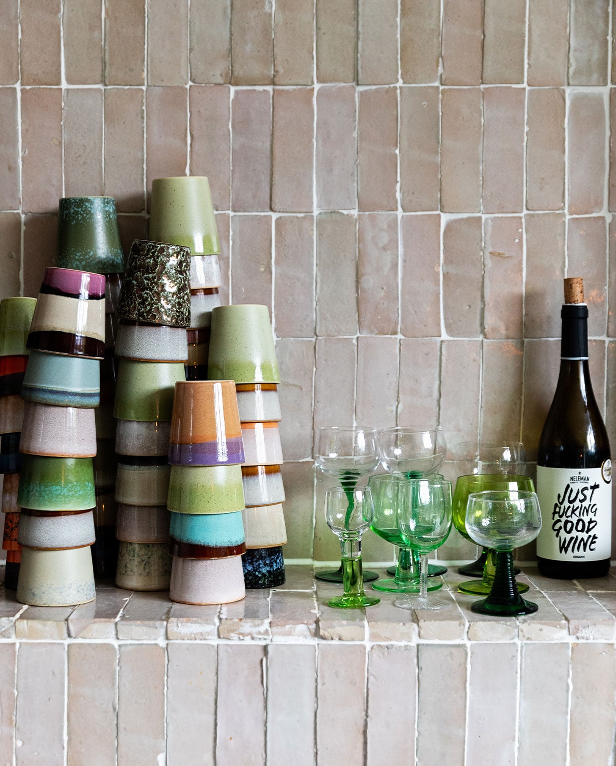 Tegels Bejmat Gris rose Marokkaanse tegels via Design Tegels. Kopjes 70?s ceramics en glaswerk mix van vintage wijnglazen HKliving. Fles Just Fucking Good wine via Neleman. vtwonen 04-2022 | styling Ilona Jongepier | fotografie Dana van Leeuwen | visagie Djolien de Kreij
