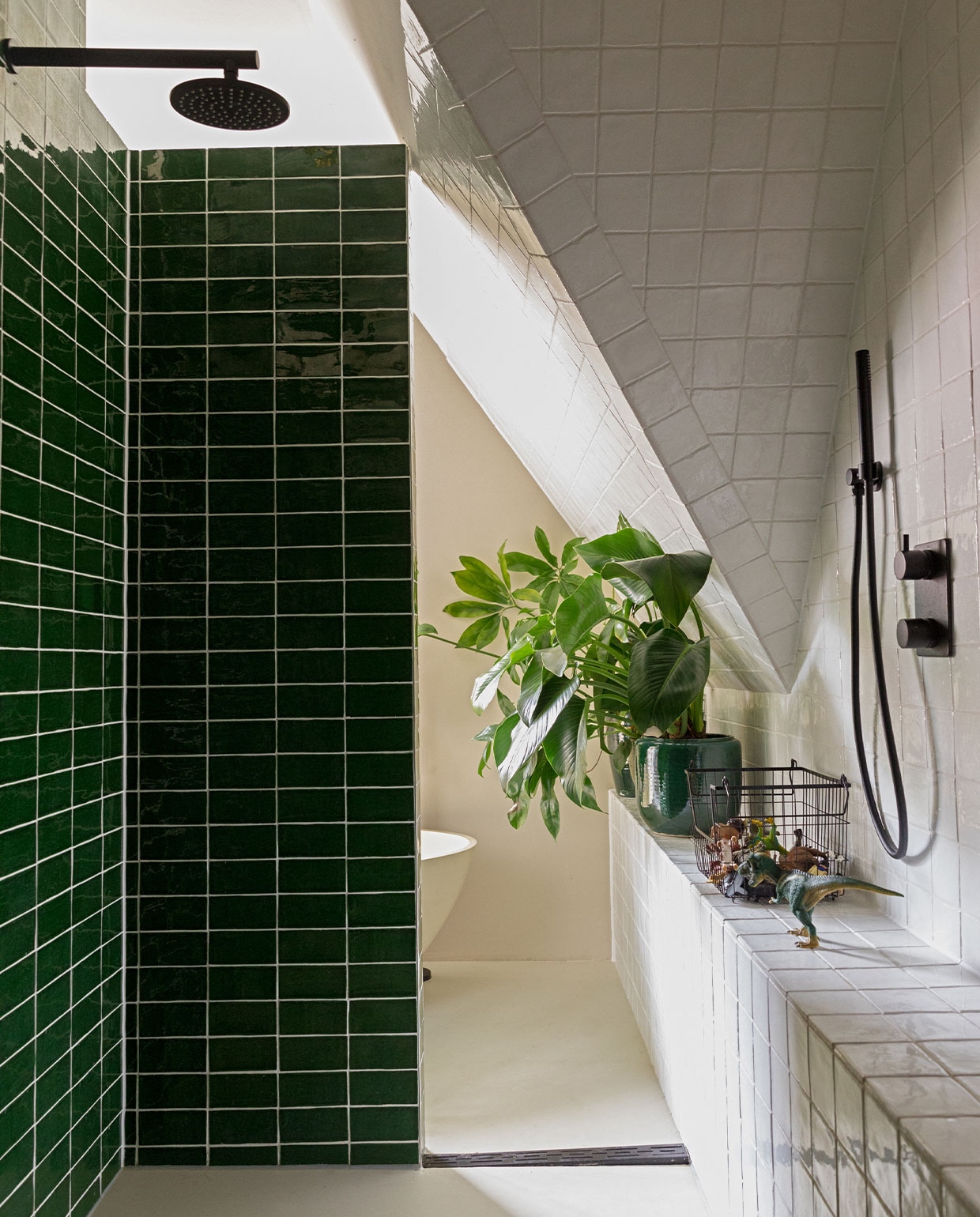 Douche en handdouche Hotbath Cobber. Tegels Cabrera Verde Cobre via Design Tegels. Plantenpot Serax. Vloer gietvloer. vtwonen 4-2022 | styling Ilona Jongepier | fotografie Dana van Leeuwen | visagie Djolien de Kreij | tekst Caroline Hülsenbeck