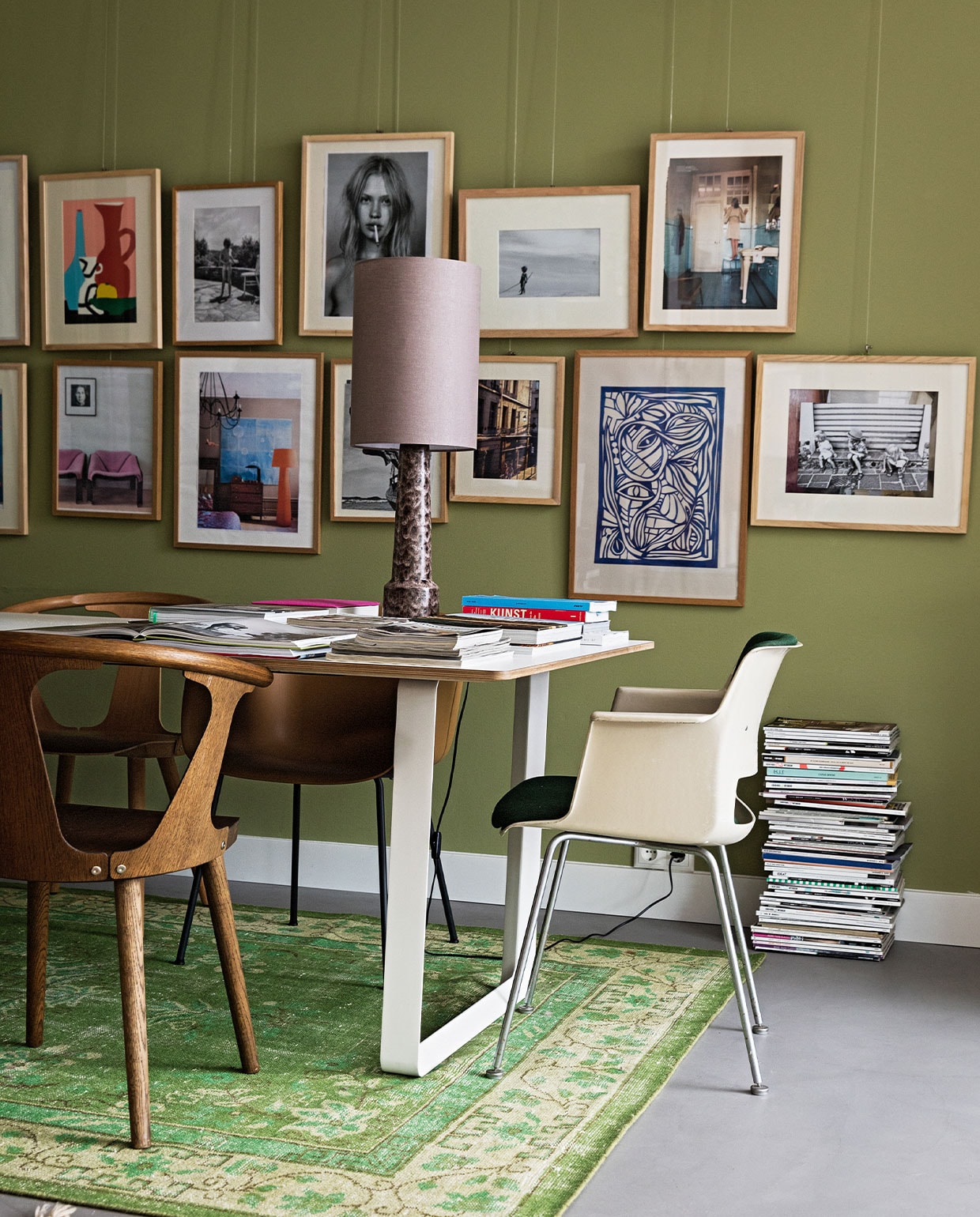 Tafel 70/70 Muuto. Stoelen mix van Fiber Tube Oker en Fiber Wood Dusty Green van Muuto, In Between SK1 Gerookt van &amp;Tradition en vintage Cordemyer van Gispen (groene bekleding) via Best Wel Hip. Schemerlamp en kleed HKliving. Wandverf Boxington van Little Greene. Vloer beton. Kunst eigen verzameling. vtwonen 04-2022 | styling Ilona Jongepier | fotografie Dana van Leeuwen | visagie Djolien de Kreij