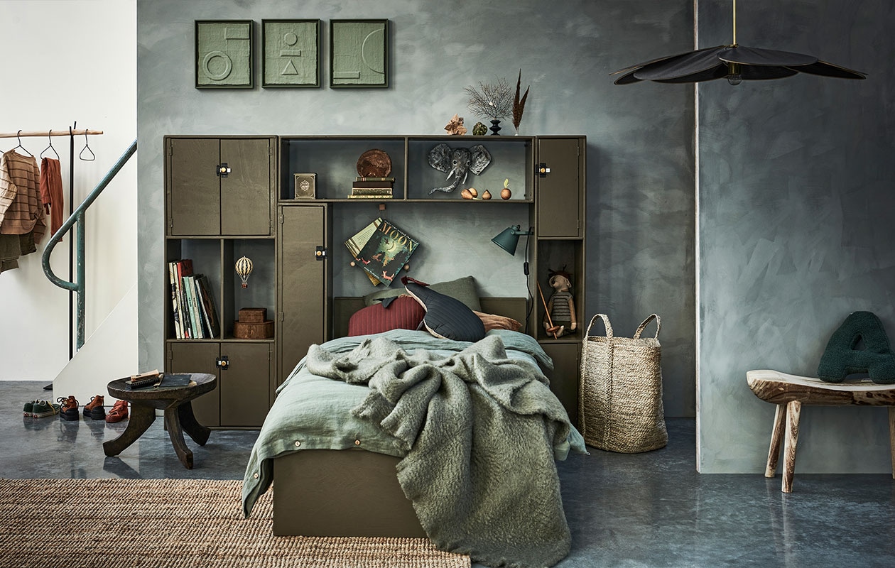 Muurverf kleur Wornwood (bauwerkcolour.com). Op maat gemaakt kinderbed in kleur Salon Drab Farrow &amp; Ball, prijs op aanvraag (com-anders.nl). Hanglamp Pale in kleur Fumée € 195,-, oude houten kruk Oromo € 295,-, houten kledingrek met metalen steunen € 199,- (couleurlocale.eu). Artwork Play van July Adrichem in Moss per stuk € 270,- (gray-label.com). Linnen dekbedovertek kleur Olive, 140×200 cm € 139,-, mohair deken Blanket Olive, 130×200 cm € 199,- ronde juten basket natural € 89,- (bymolle.com). Juten vloerkleed Lohals, 160×230 cm € 79,95 (ikea.nl). Kussen Pear Quilted in donkergroen van Ferm Living € 55,-, kussen Apple Quilted in kleur Cinnamon van Ferm Living € 55,-, luchtballon € 22,-, knuffel muis van Maileg € 62,50, (storeofdaydreams.com). Tijdschriftenhouder Hold Me € 16,95 (keizerin.nl). Papier-maché olifant gemaakt door Babette Hofstede, prijs op aanvraag (babetteswereld.com). Gedroogde paddenstoel € 12,50 (thevaultinteriors.nl). Handgemaakte houten speelset fruit van Mamumabird € 84,95 (zoenvoorgust.com). Zwart koraal € 130,- (allestedlund.com). Overig privébezit. vtwonen 13-2021 kids special | styling Kim van Rossenberg | fotografie Sjoerd Eickmans | Assistentie Sanne van der Beek, Judie Jonker, Kim Suos\n