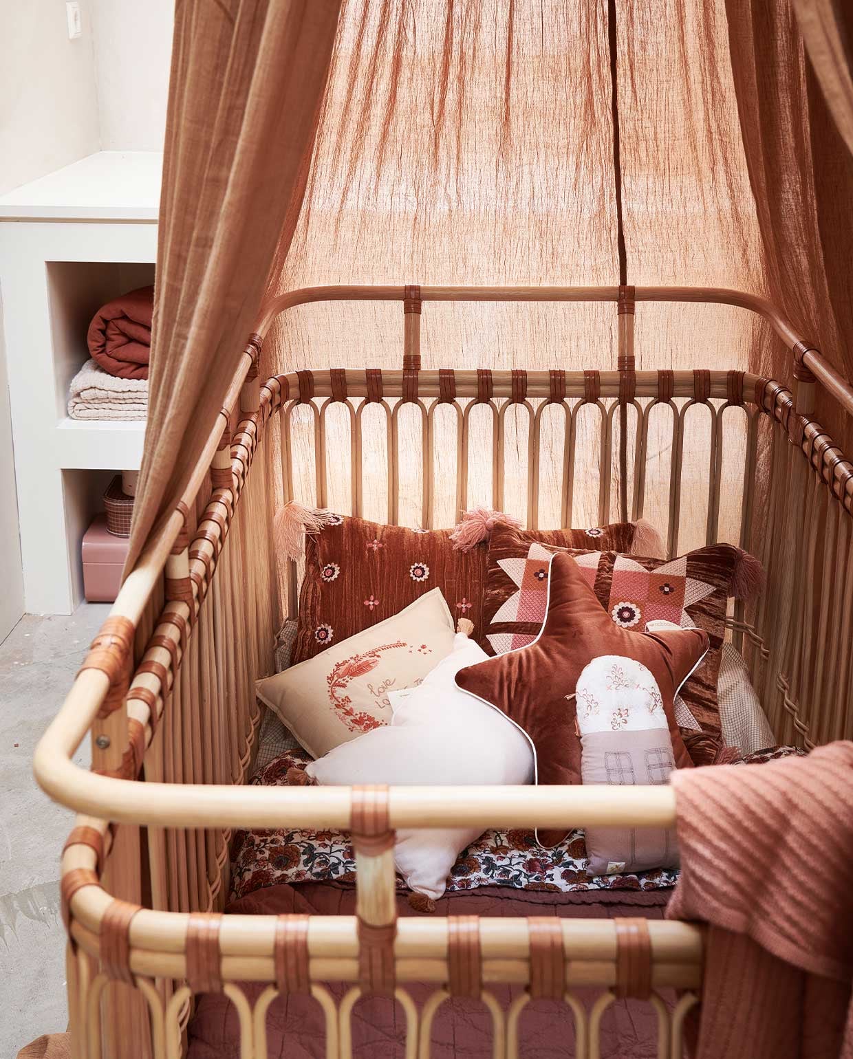 Bed Children’s Bed Frederick van Bermbach Handcrafted € 885,-, deken Diamond Deep Clay van Camomile London € 45,-, gebloemde plaid Antoinette Cream Bohemian Flowers van Louise Misha € 89,-, bedhemel in kleur Almond van Konges Sløjd € 100,-, gebreide roze deken Akira Brick van Hvid (over achterkant bed) € 90,- kussen linksachter Matty Caramel van Louise Misho € 49,-, kussen rechtsachter Greta Caramel van Louise Misho € 49,-, kussen met borduursel Love van Camomile London € 44,95, klein kussen huis Celia Mink van Camomile London € 39,95, velvet stervormig kussen Aristote Star in kleur Wild Brown van Nobodinoz € 22,95, roze koffer van Bonton € 29,-, set koffertjes met print van Oyoy € 24,90, dekens in de kast: lichtroze Mellow Tawny Blanket van Garbo &amp; Friends vanaf € 55,-, Cinnamon Muslin Filled Quilt van Garbo &amp; Friends € 120,- (storeofdaydreams.com). Roze kussen met kwastjes van Nobodinoz € 19,95 (lidor.nl). vtwonen 13-2021 kids special | styling Kim van Rossenberg | fotografie Sjoerd Eickmans | Assistentie Sanne van der Beek, Judie Jonker, Kim Suos\n